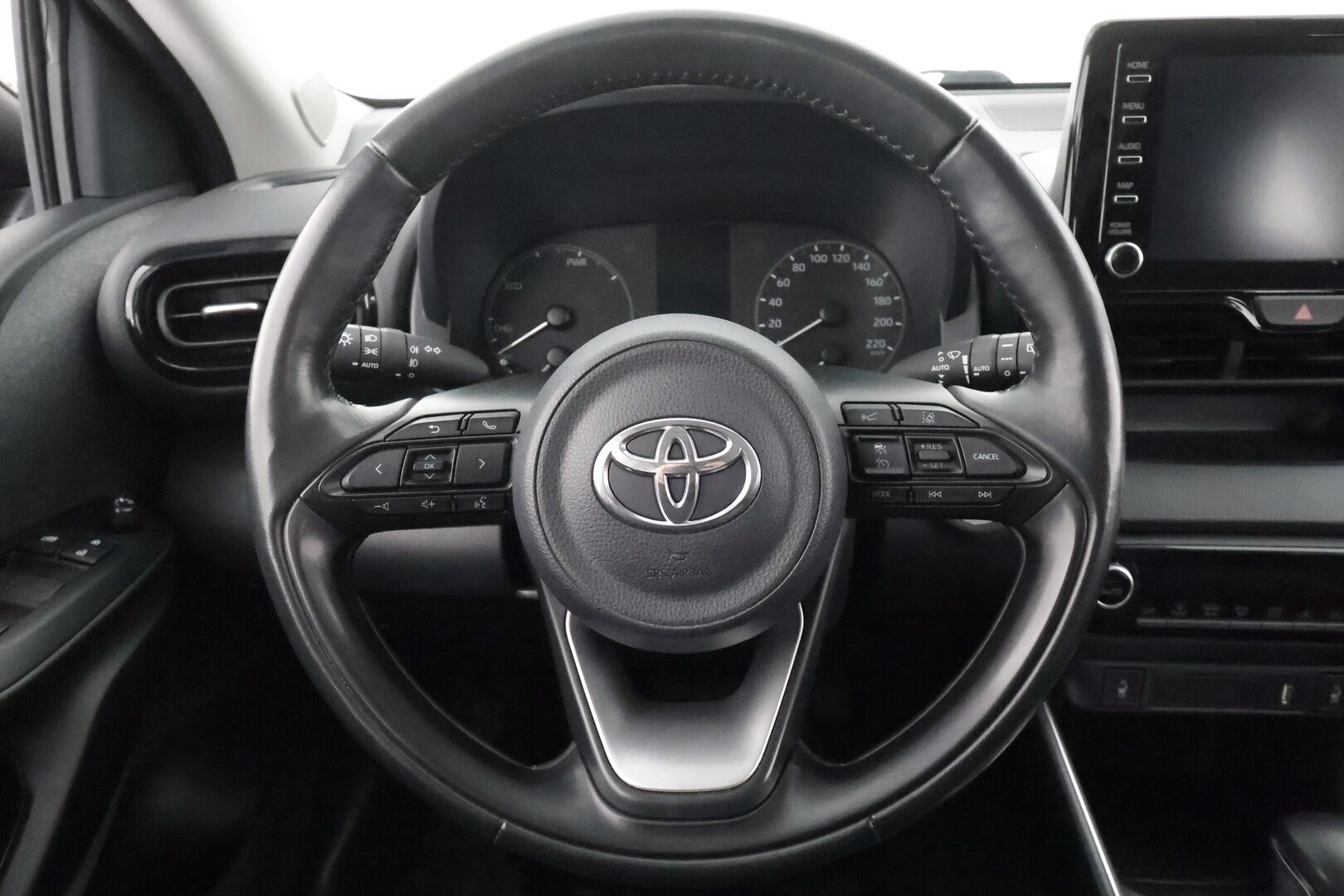 Toyota Yaris 2021 1,5 Hybrid Active Business * Sisätilanlämmitin / ACC / LED / P.Kamera / Navi / Kaistavahti / Keyless * - Kahdet renkaat aluvanteilla / Merkkihuollot / Suomi-auto 