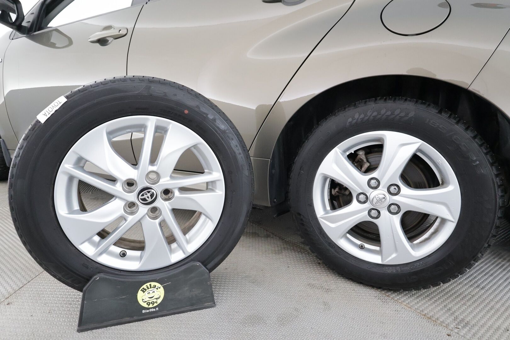 Toyota Yaris 2021 1,5 Hybrid Active Business * Sisätilanlämmitin / ACC / LED / P.Kamera / Navi / Kaistavahti / Keyless * - Kahdet renkaat aluvanteilla / Merkkihuollot / Suomi-auto 