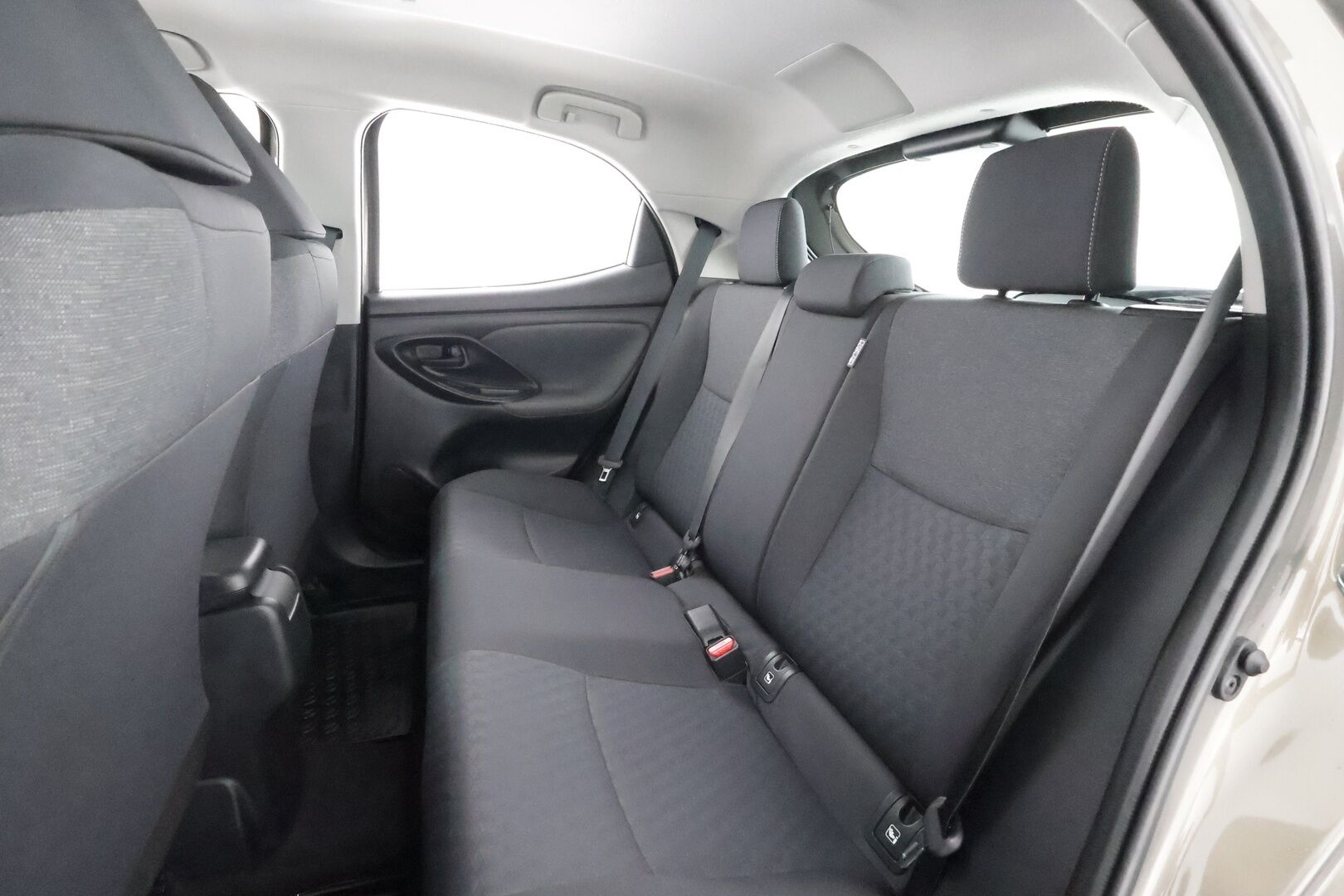 Toyota Yaris 2021 1,5 Hybrid Active Business * Sisätilanlämmitin / ACC / LED / P.Kamera / Navi / Kaistavahti / Keyless * - Kahdet renkaat aluvanteilla / Merkkihuollot / Suomi-auto 