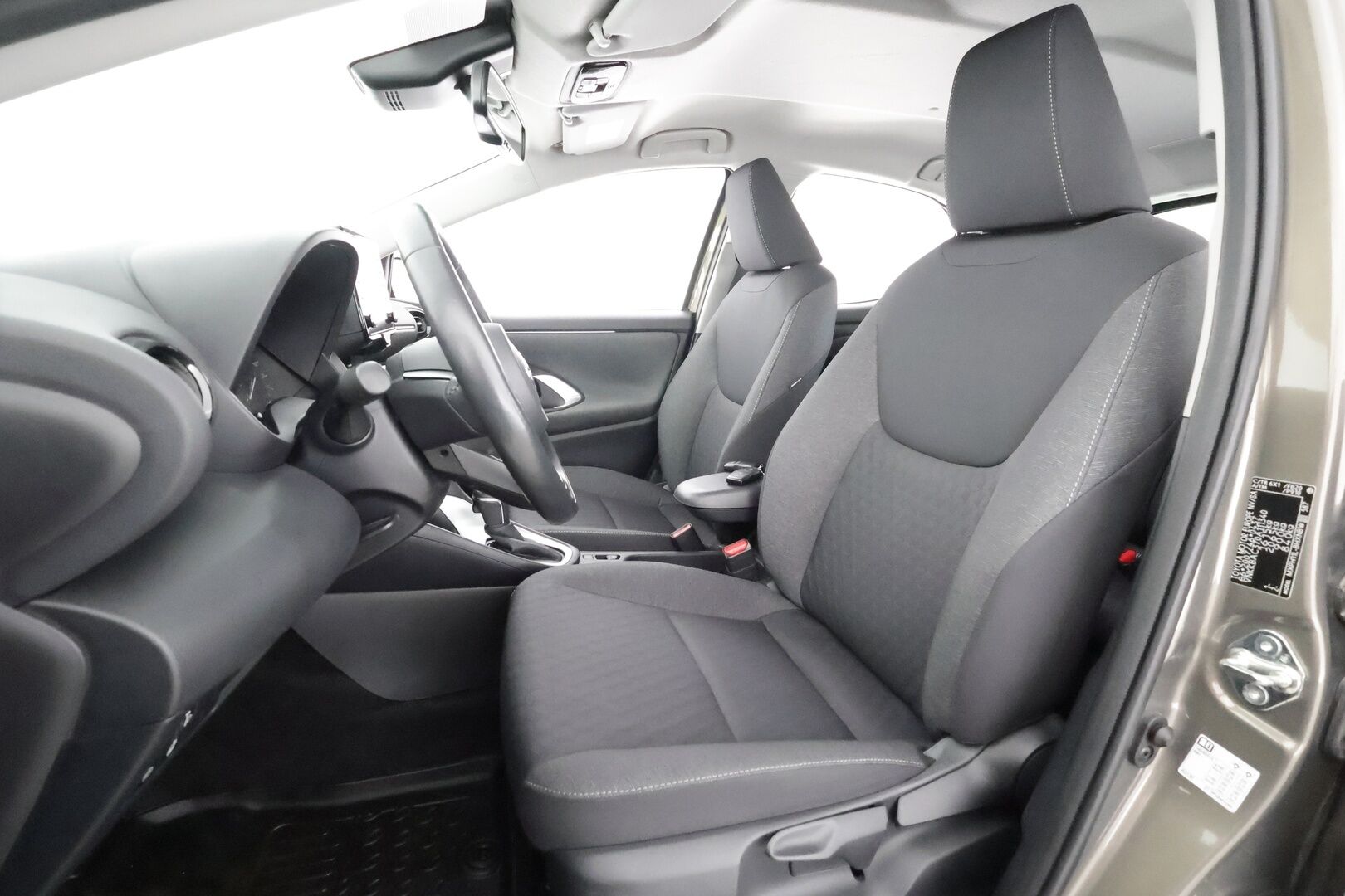 Toyota Yaris 2021 1,5 Hybrid Active Business * Sisätilanlämmitin / ACC / LED / P.Kamera / Navi / Kaistavahti / Keyless * - Kahdet renkaat aluvanteilla / Merkkihuollot / Suomi-auto 