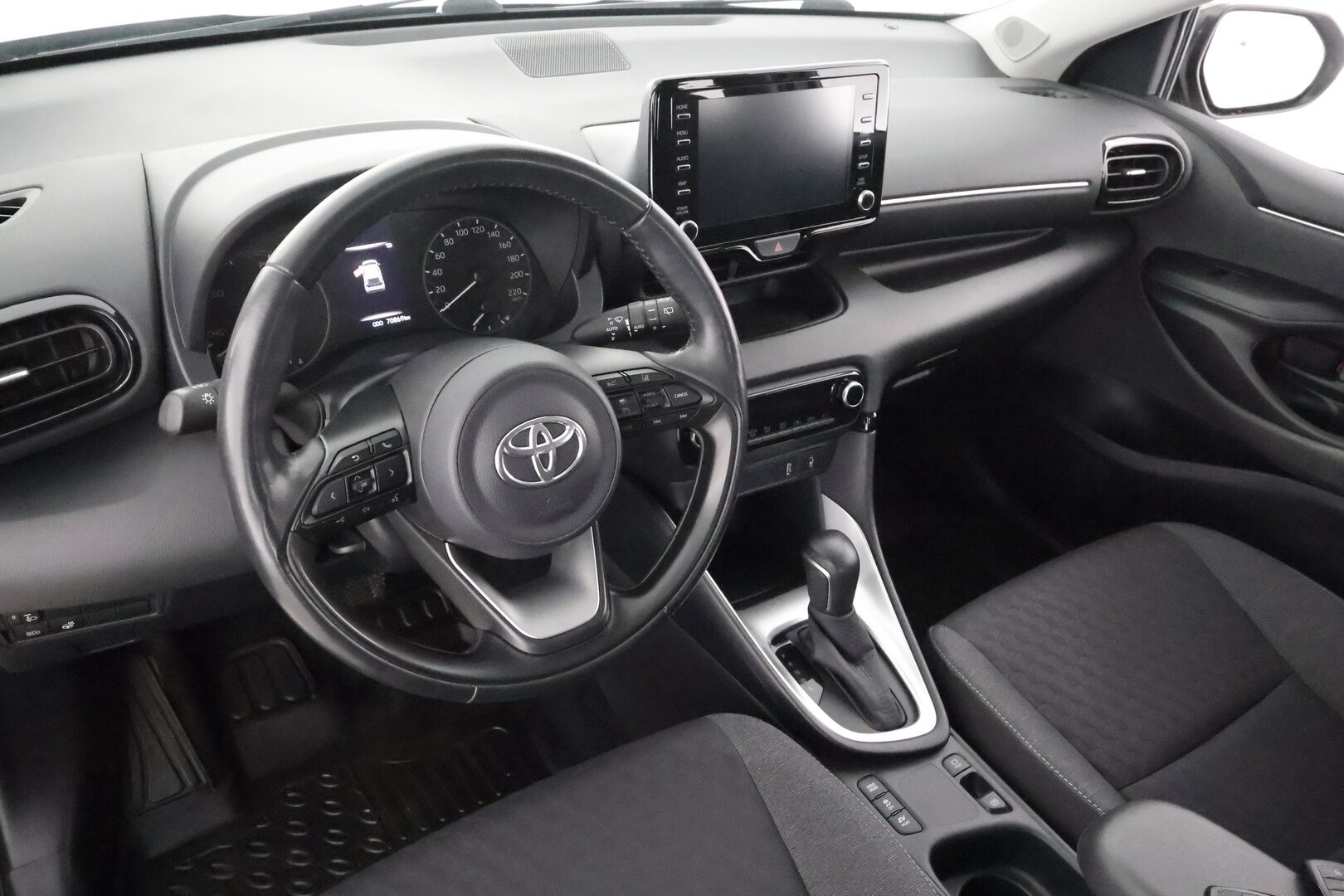 Toyota Yaris 2021 1,5 Hybrid Active Business * Sisätilanlämmitin / ACC / LED / P.Kamera / Navi / Kaistavahti / Keyless * - Kahdet renkaat aluvanteilla / Merkkihuollot / Suomi-auto 