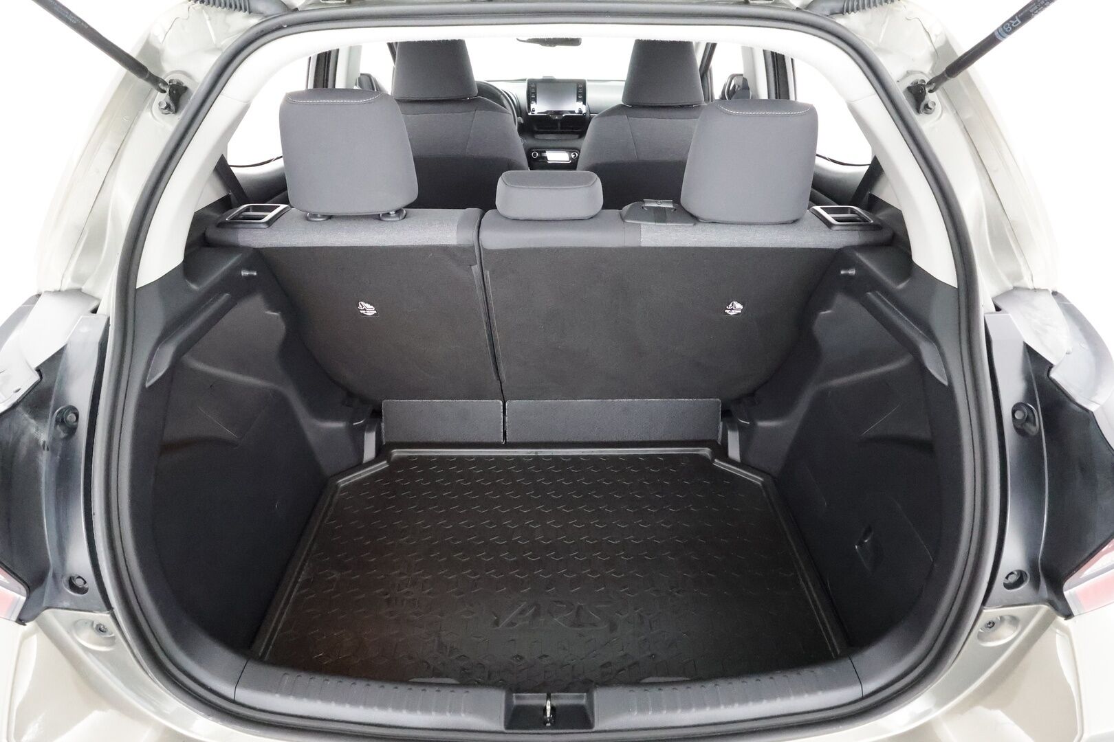 Toyota Yaris 2021 1,5 Hybrid Active Business * Sisätilanlämmitin / ACC / LED / P.Kamera / Navi / Kaistavahti / Keyless * - Kahdet renkaat aluvanteilla / Merkkihuollot / Suomi-auto 