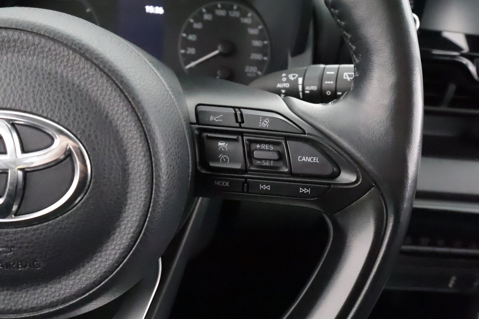 Toyota Yaris 2021 1,5 Hybrid Active Business * Sisätilanlämmitin / ACC / LED / P.Kamera / Navi / Kaistavahti / Keyless * - Kahdet renkaat aluvanteilla / Merkkihuollot / Suomi-auto 