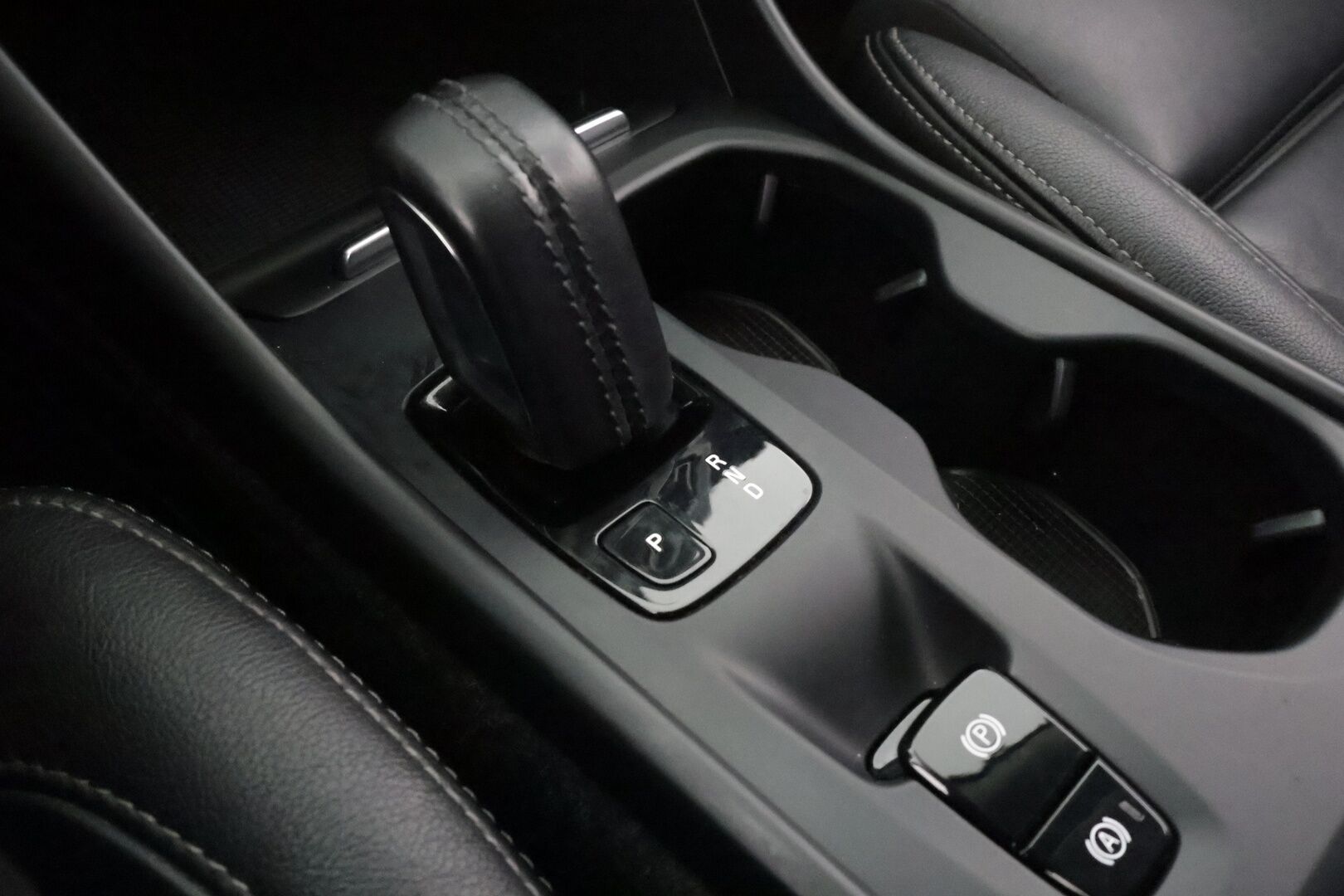 Volvo XC40 2021 T2 Business aut * Webasto / ACC / LED / P.Kamera / Nahkasisusta / Sporttipenkit / Kaistavahti / Keyless * - Suomi-auto / Kahdet renkaat aluvanteilla / Merkkihuollot - HULLUT AVAJAISHULINAT KORKOTARJOUS 3,29 %