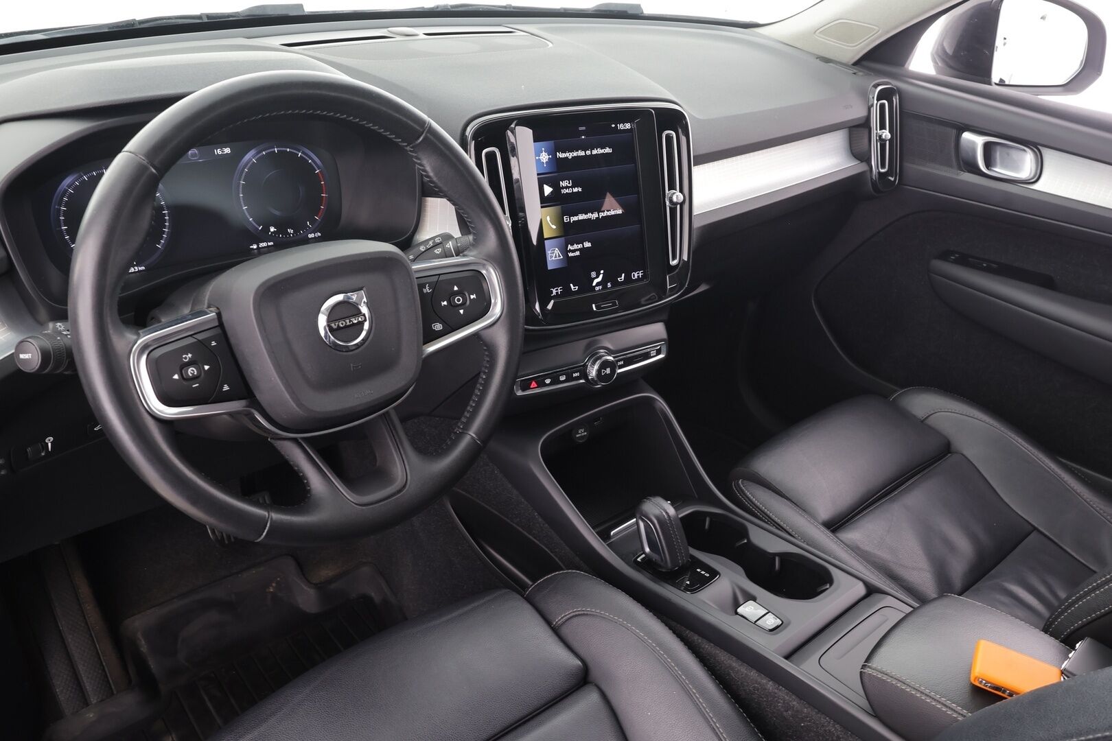 Volvo XC40 2021 T2 Business aut * Webasto / ACC / LED / P.Kamera / Sportnahat / Kaistavahti / Keyless * - Suomi-auto / Kahdet renkaat aluvanteilla / Merkkihuollot