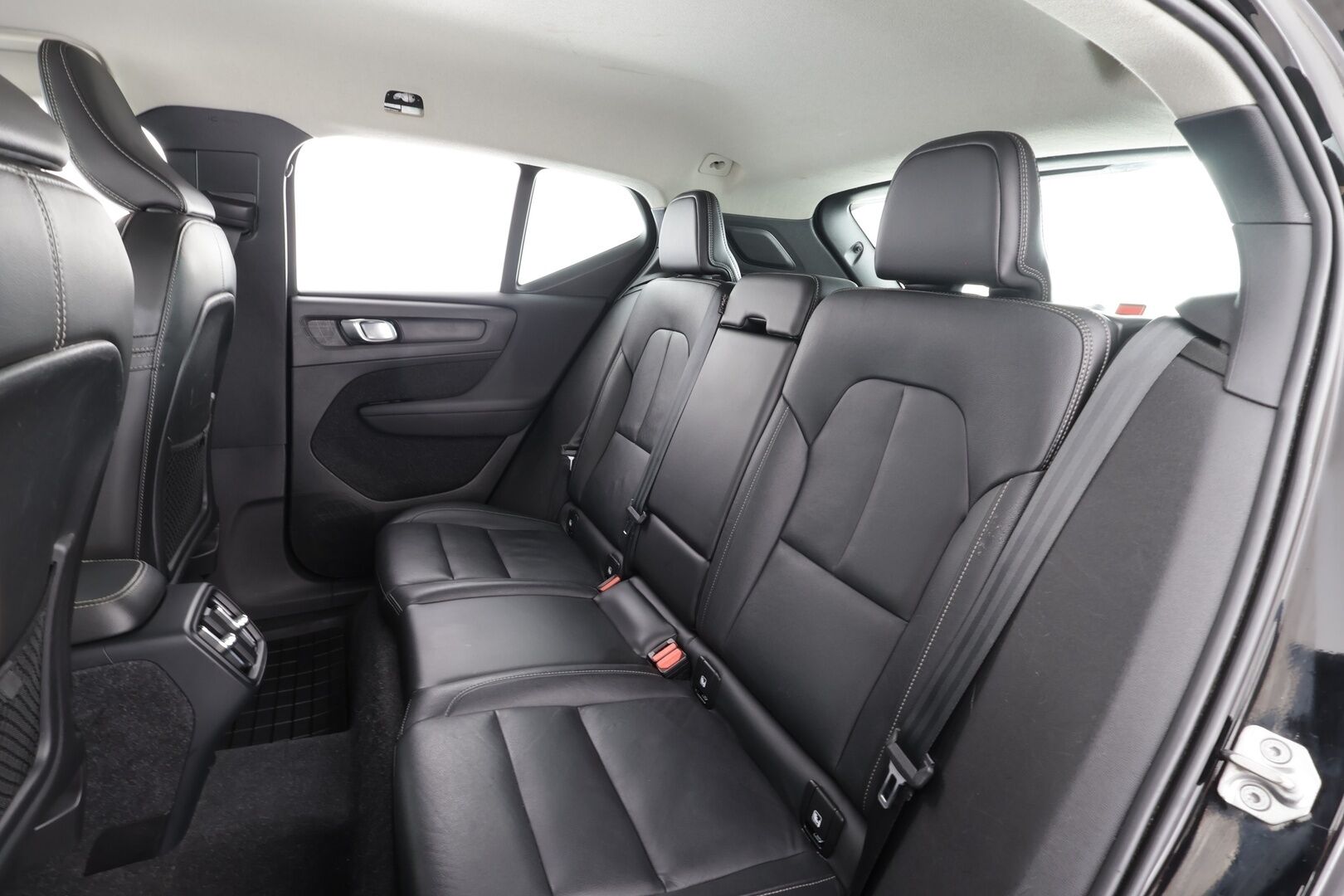 Volvo XC40 2021 T2 Business aut * Webasto / ACC / LED / P.Kamera / Nahkasisusta / Sporttipenkit / Kaistavahti / Keyless * - Suomi-auto / Kahdet renkaat aluvanteilla / Merkkihuollot - HULLUT AVAJAISHULINAT KORKOTARJOUS 3,29 %