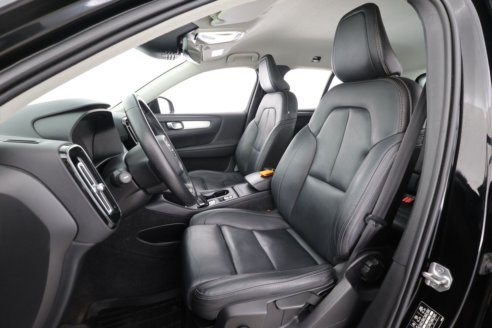 Volvo XC40 2021 T2 Business aut * Webasto / ACC / LED / P.Kamera / Nahkasisusta / Sporttipenkit / Kaistavahti / Keyless * - Suomi-auto / Kahdet renkaat aluvanteilla / Merkkihuollot - HULLUT AVAJAISHULINAT KORKOTARJOUS 3,29 %