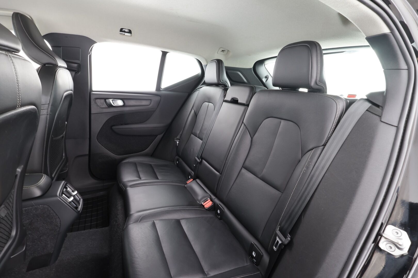 Volvo XC40 2021 T2 Business aut * Webasto / ACC / LED / P.Kamera / Sportnahat / Kaistavahti / Keyless * - Suomi-auto / Kahdet renkaat aluvanteilla / Merkkihuollot