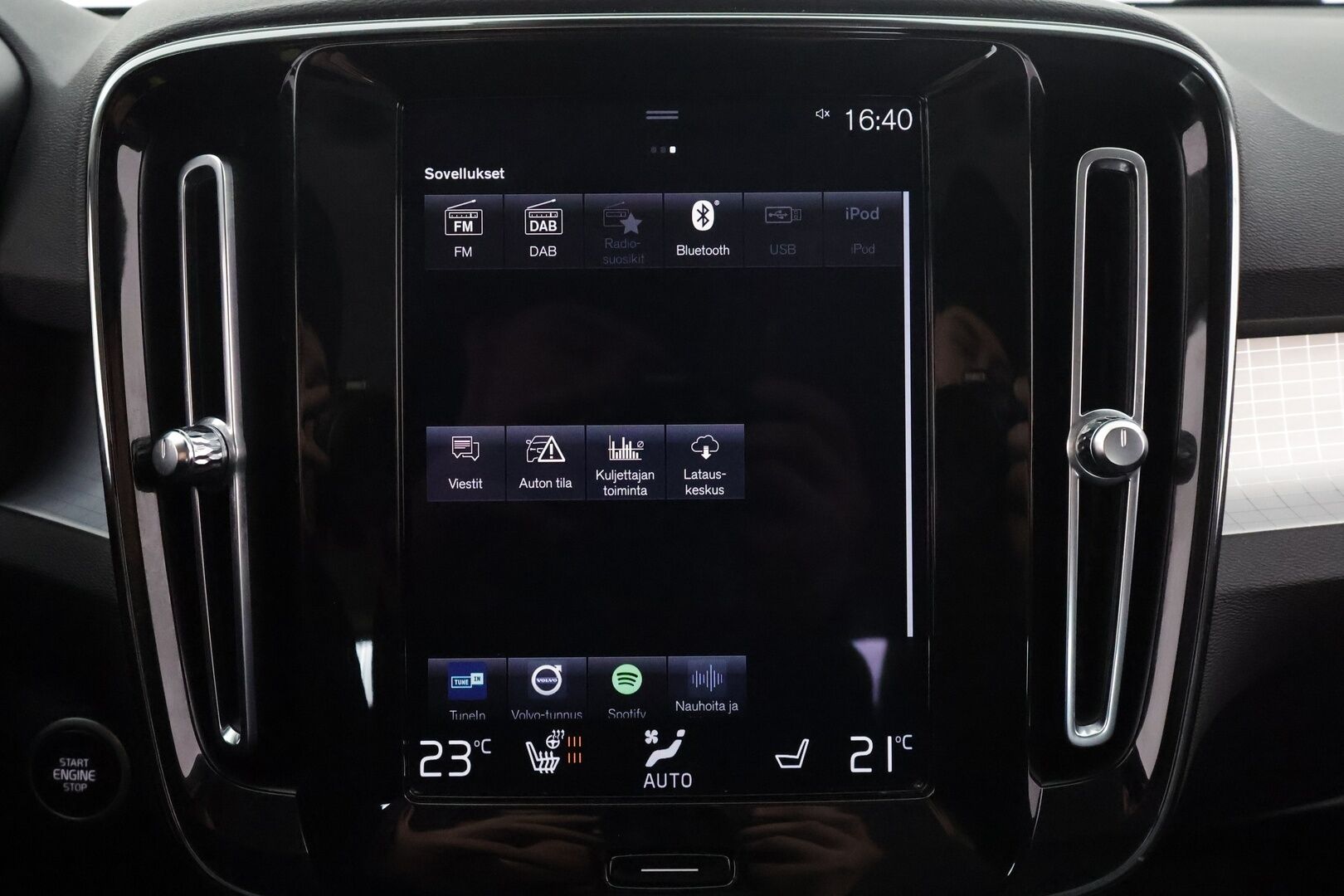 Volvo XC40 2021 T2 Business aut * Webasto / ACC / LED / P.Kamera / Sportnahat / Kaistavahti / Keyless * - Suomi-auto / Kahdet renkaat aluvanteilla / Merkkihuollot