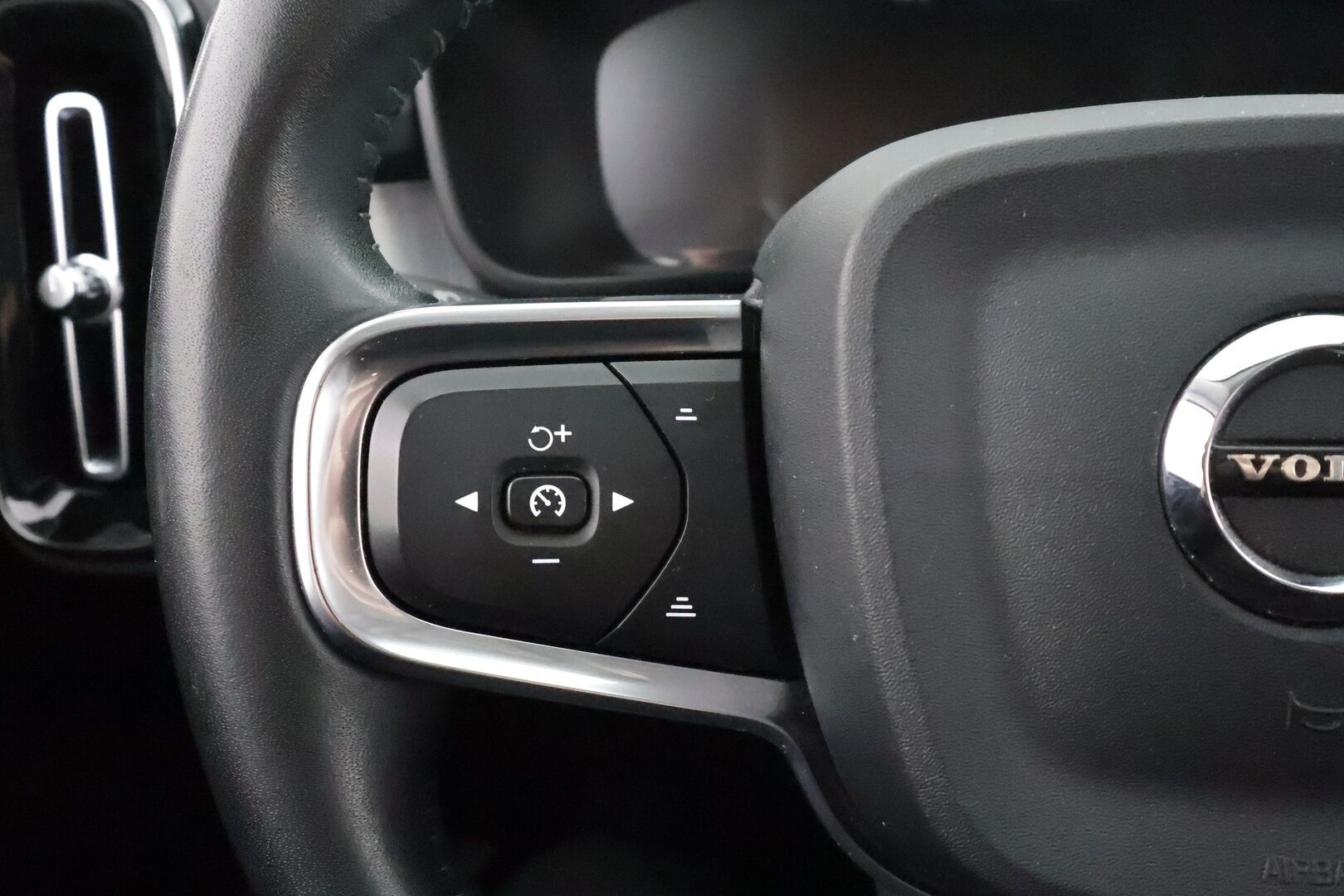 Volvo XC40 2021 T2 Business aut * Webasto / ACC / LED / P.Kamera / Nahkasisusta / Sporttipenkit / Kaistavahti / Keyless * - Suomi-auto / Kahdet renkaat aluvanteilla / Merkkihuollot - HULLUT AVAJAISHULINAT KORKOTARJOUS 3,29 %