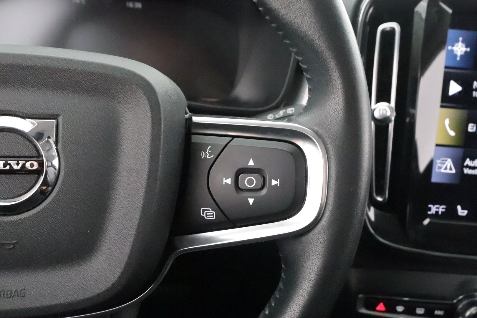 Volvo XC40 2021 T2 Business aut * Webasto / ACC / LED / P.Kamera / Nahkasisusta / Sporttipenkit / Kaistavahti / Keyless * - Suomi-auto / Kahdet renkaat aluvanteilla / Merkkihuollot - HULLUT AVAJAISHULINAT KORKOTARJOUS 3,29 %