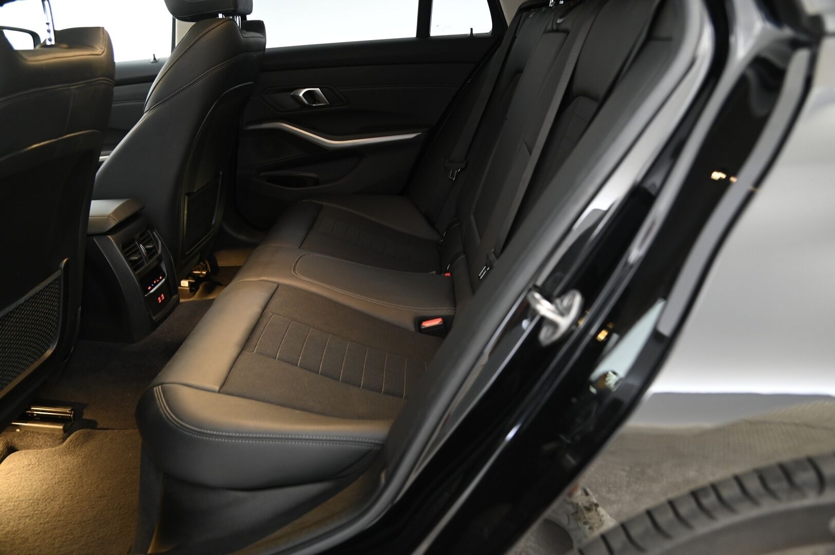 BMW 320 2021 G21 Touring 320d A Business MHEV *Vakkari / Webasto / Sporttipenkit / S.luukku / S.koukku* - Kahdet laaturenkaat vanteineen / Huippu penkit / Hieno kuntoinen 