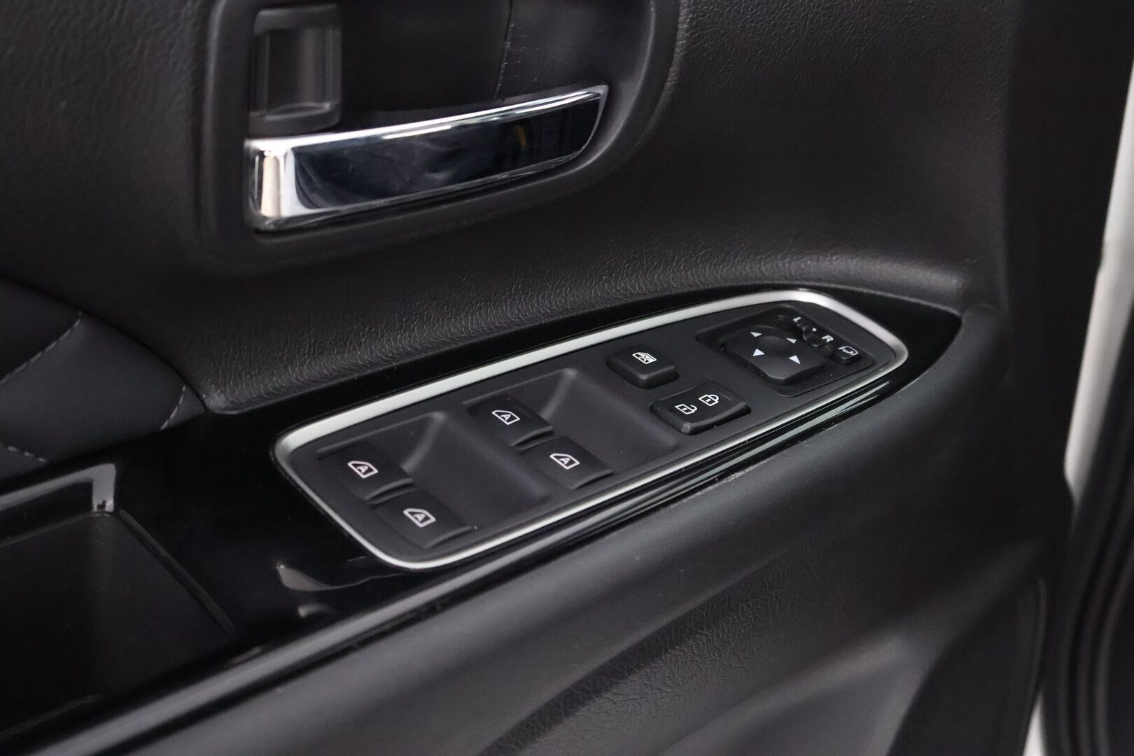 Mitsubishi Outlander 2019 Intense Business 4WD 5P - Adapt.Vakkari / Timanttinahat / 360° Kamera / Rockford / Lämm.Tuulilasi / Kattoluukku / Vetokoukku / KeyLess / Supervarusteet! 
