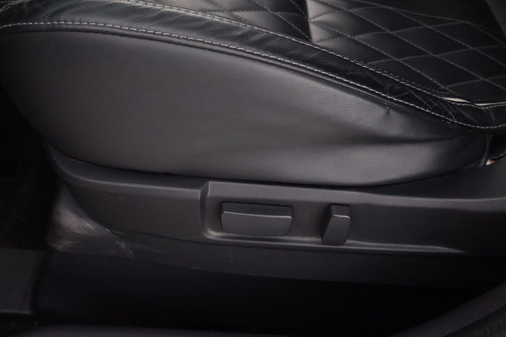Mitsubishi Outlander 2019 Intense Business 4WD 5P - Adapt.Vakkari / Timanttinahat / 360° Kamera / Rockford / Lämm.Tuulilasi / Kattoluukku / Vetokoukku / KeyLess / Supervarusteet! 