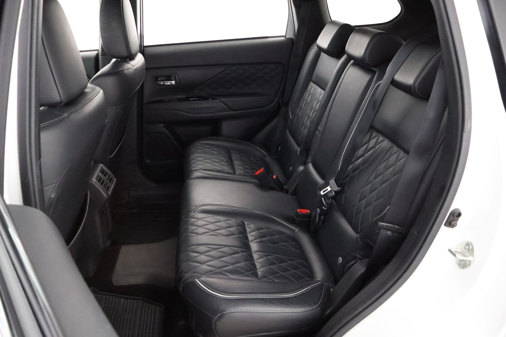 Mitsubishi Outlander 2019 Intense Business 4WD 5P - Adapt.Vakkari / Timanttinahat / 360° Kamera / Rockford / Lämm.Tuulilasi / Kattoluukku / Vetokoukku / KeyLess / Supervarusteet! 