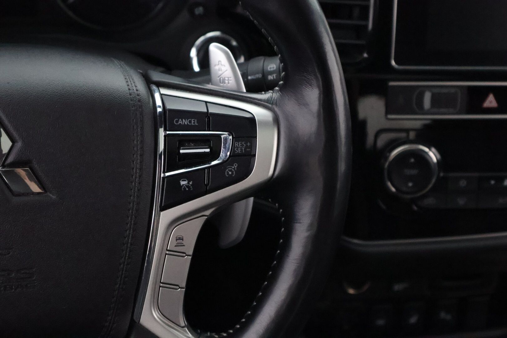 Mitsubishi Outlander 2019 Intense Business 4WD 5P - Adapt.Vakkari / Timanttinahat / 360° Kamera / Rockford / Lämm.Tuulilasi / Kattoluukku / Vetokoukku / KeyLess / Supervarusteet! 