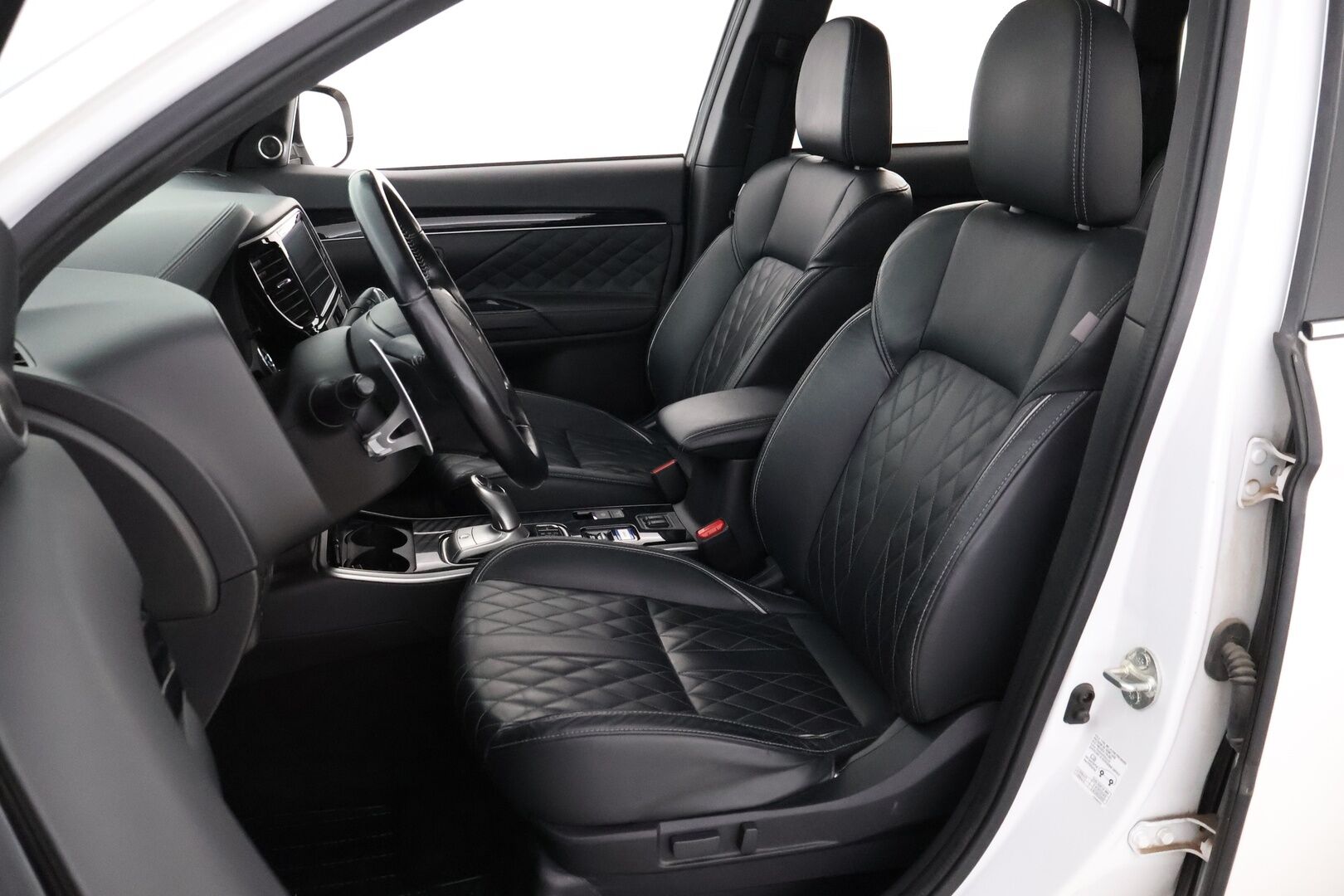 Mitsubishi Outlander 2019 Intense Business 4WD 5P - Adapt.Vakkari / Timanttinahat / 360° Kamera / Rockford / Lämm.Tuulilasi / Kattoluukku / Vetokoukku / KeyLess / Supervarusteet! 