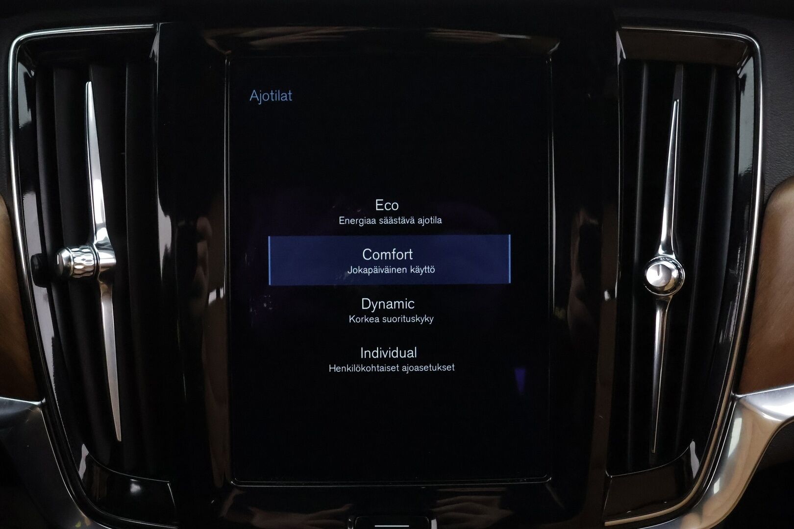 Volvo V90 2018 D4 Inscription aut * Pilot assist / LED / Webasto / Muistipenkki / Sporttinahat / P.tutka * - Kahdet Renkaat