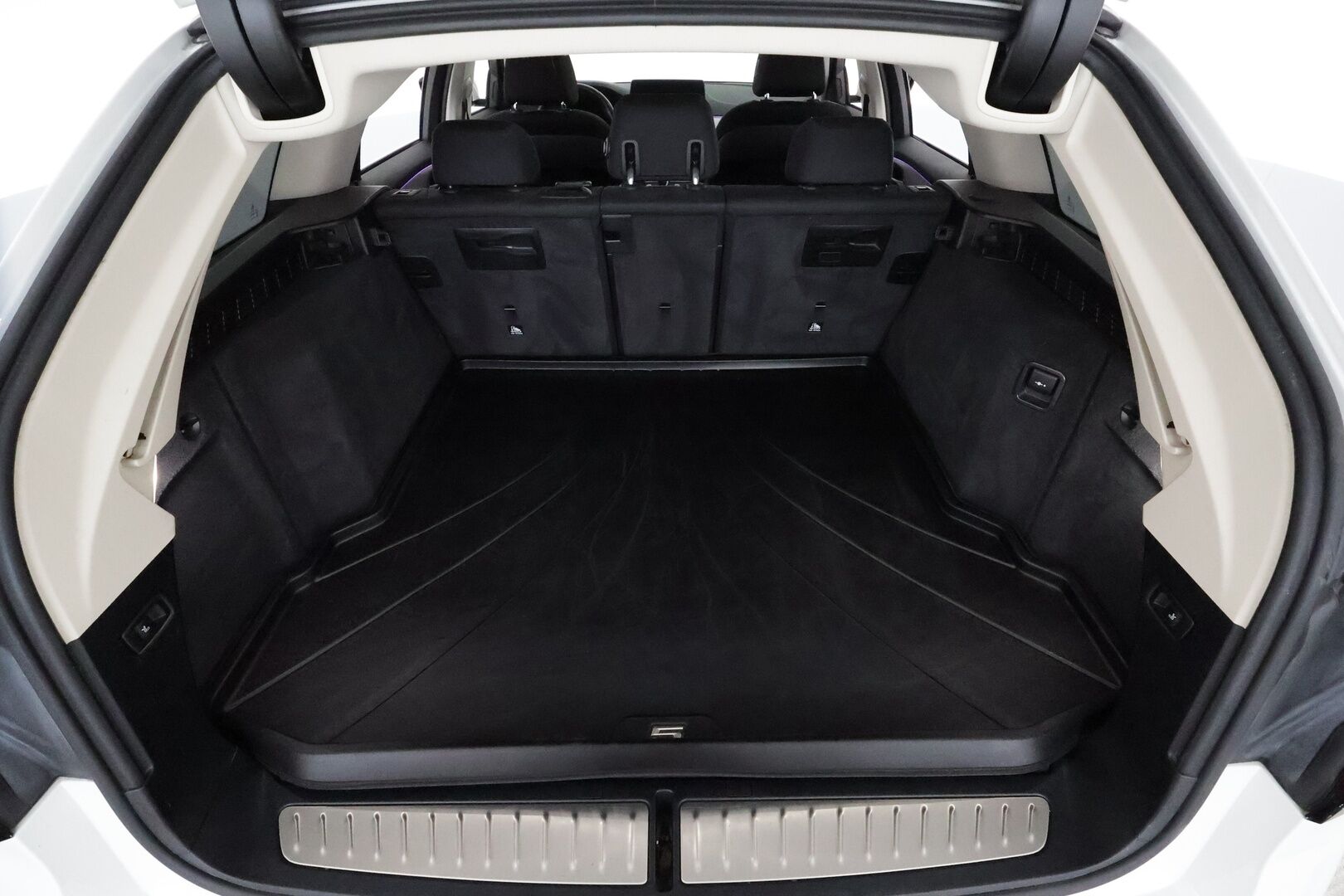 BMW 520 2021 G31 Touring 520d A xDrive **Webasto / Vakkari / Digimittaristo / P.kamera / Hifit / Navi** - Kahdet renkaat aluvanteilla