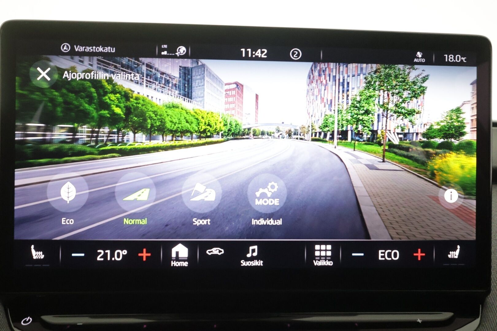 Skoda Enyaq 2021 60 Launch Edition iV - | ILP | Koukku | LED | Vakkari | Puolinahat | Ratinlämmitys | P.Kamera | Keyless | Apple&Android | 1.Om Suomi-auto | Kahdet Renkaat | Merkkihuollettu |