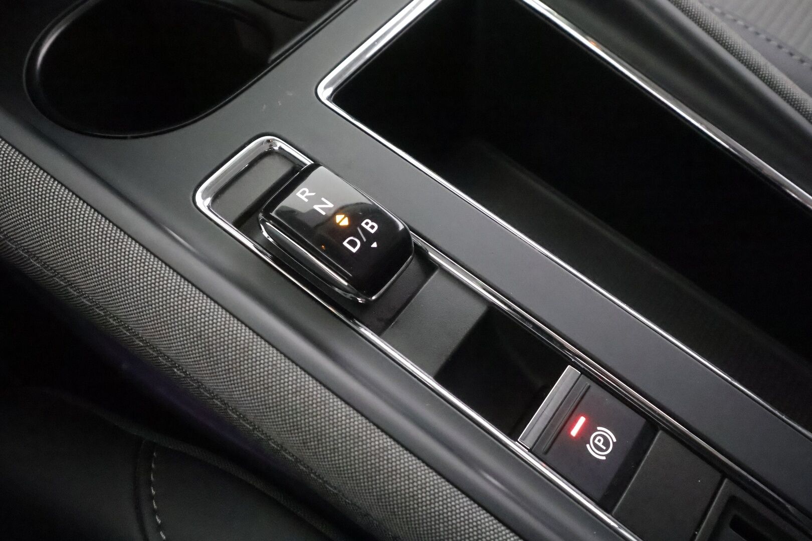 Skoda Enyaq 2021 60 Launch Edition iV - | ILP | Koukku | LED | Vakkari | Puolinahat | Ratinlämmitys | P.Kamera | Keyless | Apple&Android | 1.Om Suomi-auto | Kahdet Renkaat | Merkkihuollettu |