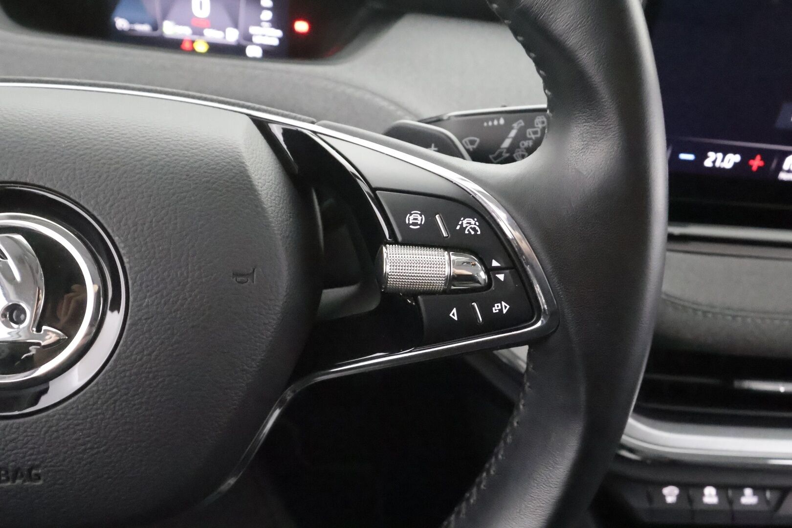 Skoda Enyaq 2021 60 Launch Edition iV - | ILP | Koukku | LED | Vakkari | Puolinahat | Ratinlämmitys | P.Kamera | Keyless | Apple&Android | 1.Om Suomi-auto | Kahdet Renkaat | Merkkihuollettu |