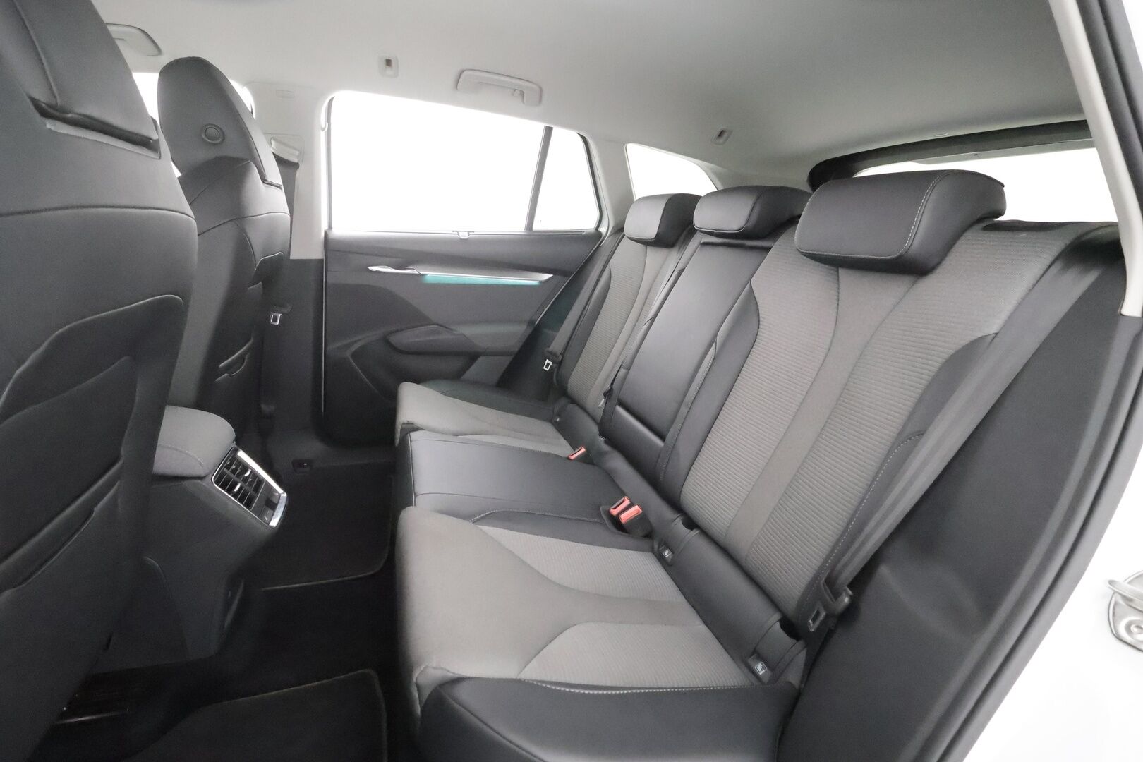 Skoda Enyaq 2021 60 Launch Edition iV - | ILP | Koukku | LED | Vakkari | Puolinahat | Ratinlämmitys | P.Kamera | Keyless | Apple&Android | 1.Om Suomi-auto | Kahdet Renkaat | Merkkihuollettu |