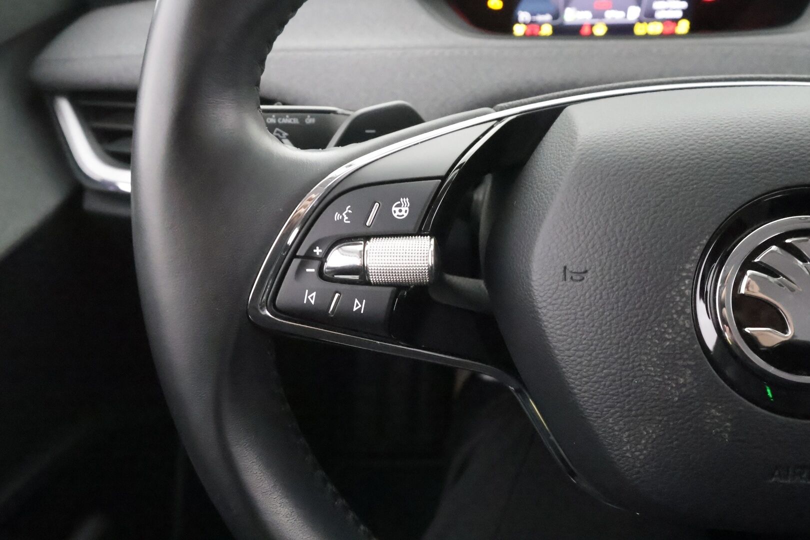 Skoda Enyaq 2021 60 Launch Edition iV - | ILP | Koukku | LED | Vakkari | Puolinahat | Ratinlämmitys | P.Kamera | Keyless | Apple&Android | 1.Om Suomi-auto | Kahdet Renkaat | Merkkihuollettu |