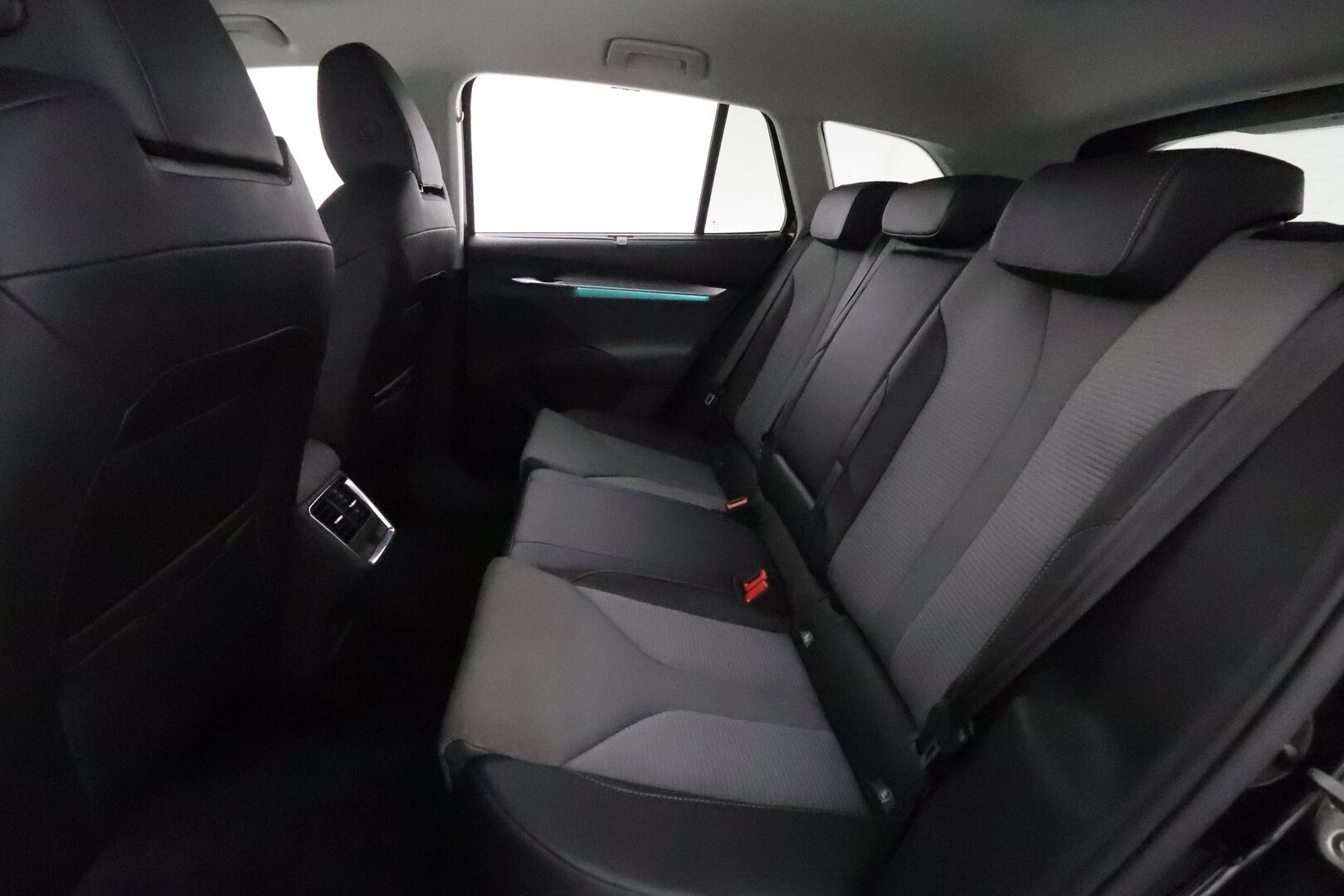 Skoda Enyaq 2021 60 Launch Edition iV *Lämpöpumppu / Adapt.vakkari / P.kamera / Keyless / Navi / Kaistavahti / Apple&Android* - 1-om. Suomi-auto / Merkkihuollettu / Kahdet renkaat aluvanteilla