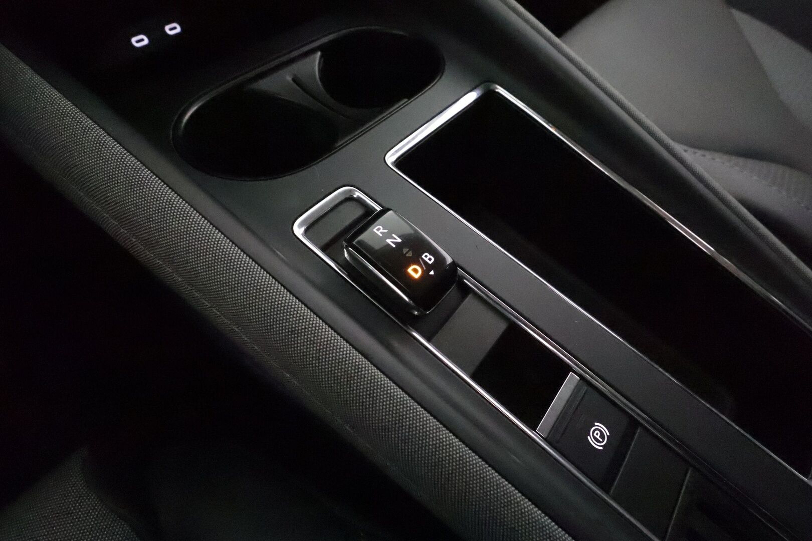 Skoda Enyaq 2021 60 Launch Edition iV *Lämpöpumppu / Adapt.vakkari / P.kamera / Keyless / Navi / Kaistavahti / Apple&Android* - 1-om. Suomi-auto / Merkkihuollettu / Kahdet renkaat aluvanteilla