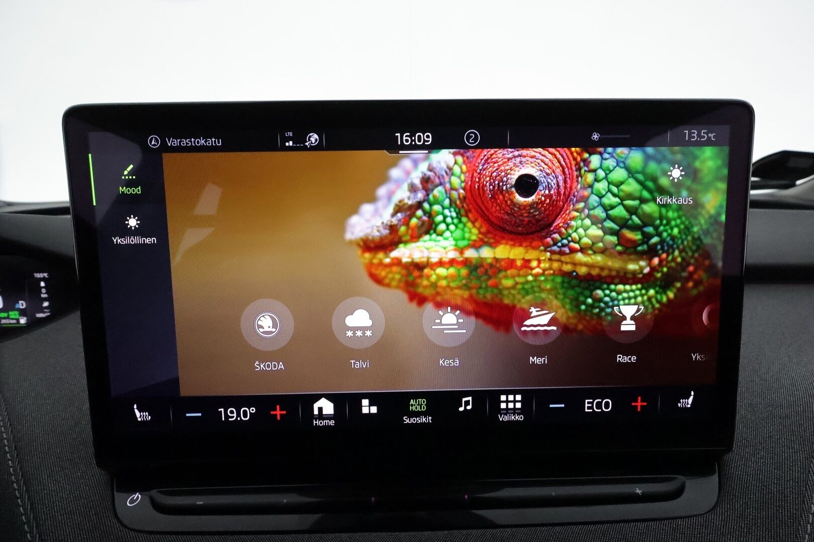 Skoda Enyaq 2021 60 Launch Edition iV *Lämpöpumppu / Adapt.vakkari / P.kamera / Keyless / Navi / Kaistavahti / Apple&Android* - 1-om. Suomi-auto / Merkkihuollettu / Kahdet renkaat aluvanteilla