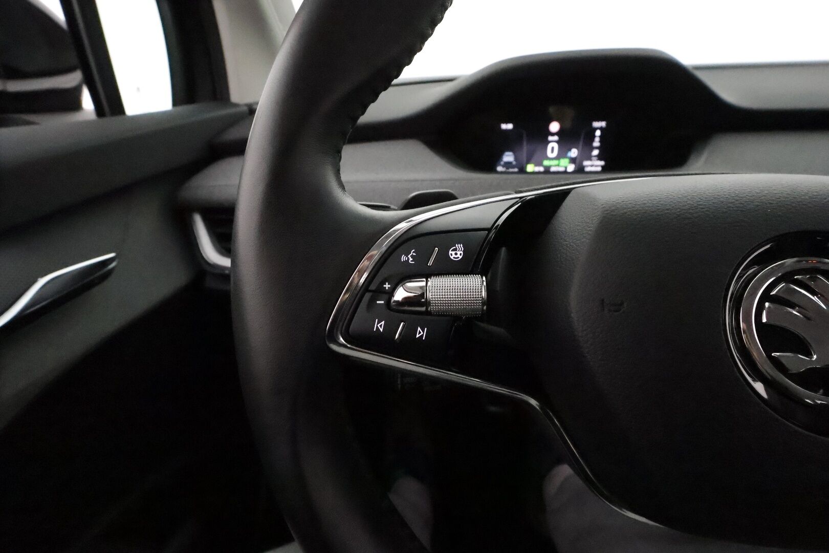 Skoda Enyaq 2021 60 Launch Edition iV *Lämpöpumppu / Adapt.vakkari / P.kamera / Keyless / Navi / Kaistavahti / Apple&Android* - 1-om. Suomi-auto / Merkkihuollettu / Kahdet renkaat aluvanteilla