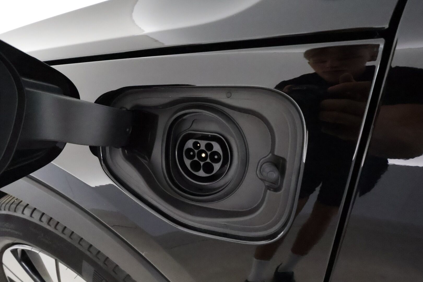 Volvo XC40 2021 T4 TwE Business Inscription Expression aut **Vakkari / Webasto / Digimittaristo / P.kamera / KeylessGo** - 3,99 % KORKOTARJOUS TÄHÄN AUTOON - 1.Om Suomi-auto / Akku kuntotarkastettu / Kahdet renkaat aluvanteilla 