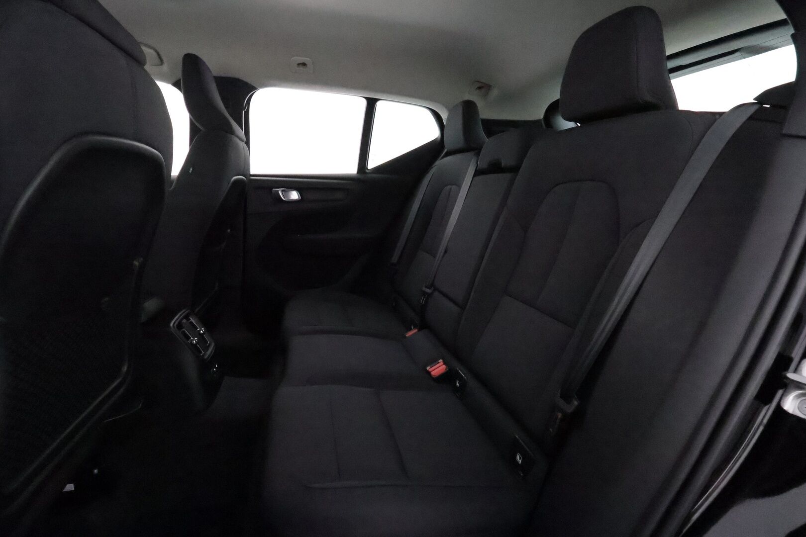Volvo XC40 2021 T4 TwE Business Inscription Expression aut **Vakkari / Webasto / Digimittaristo / P.kamera / KeylessGo** - 3,99 % KORKOTARJOUS TÄHÄN AUTOON - 1.Om Suomi-auto / Akku kuntotarkastettu / Kahdet renkaat aluvanteilla 