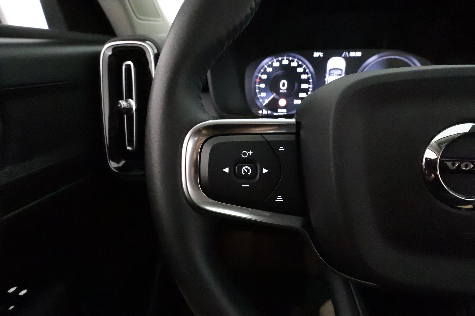Volvo XC40 2021 T4 TwE Business Inscription Expression aut **Vakkari / Webasto / Digimittaristo / P.kamera / KeylessGo** - 3,99 % KORKOTARJOUS TÄHÄN AUTOON - 1.Om Suomi-auto / Akku kuntotarkastettu / Kahdet renkaat aluvanteilla 