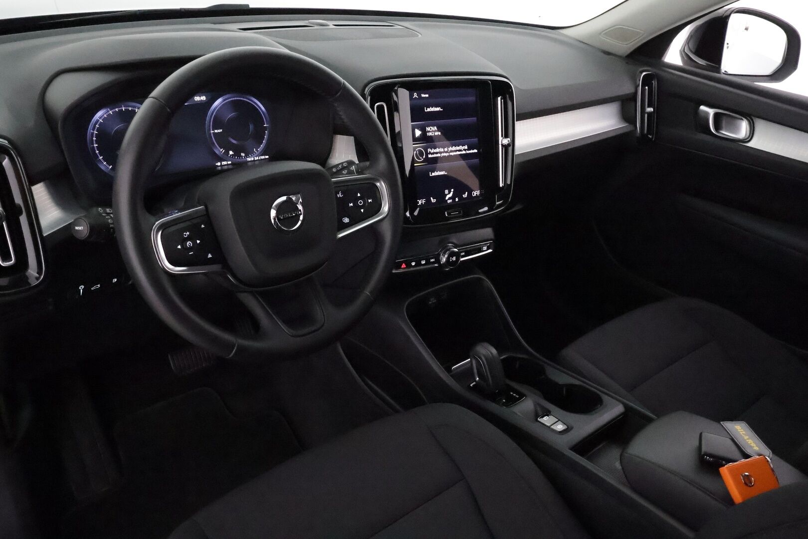 Volvo XC40 2021 T4 TwE Business Inscription Expression aut **Vakkari / Webasto / Digimittaristo / P.kamera / KeylessGo** - 3,99 % KORKOTARJOUS TÄHÄN AUTOON - 1.Om Suomi-auto / Akku kuntotarkastettu / Kahdet renkaat aluvanteilla 