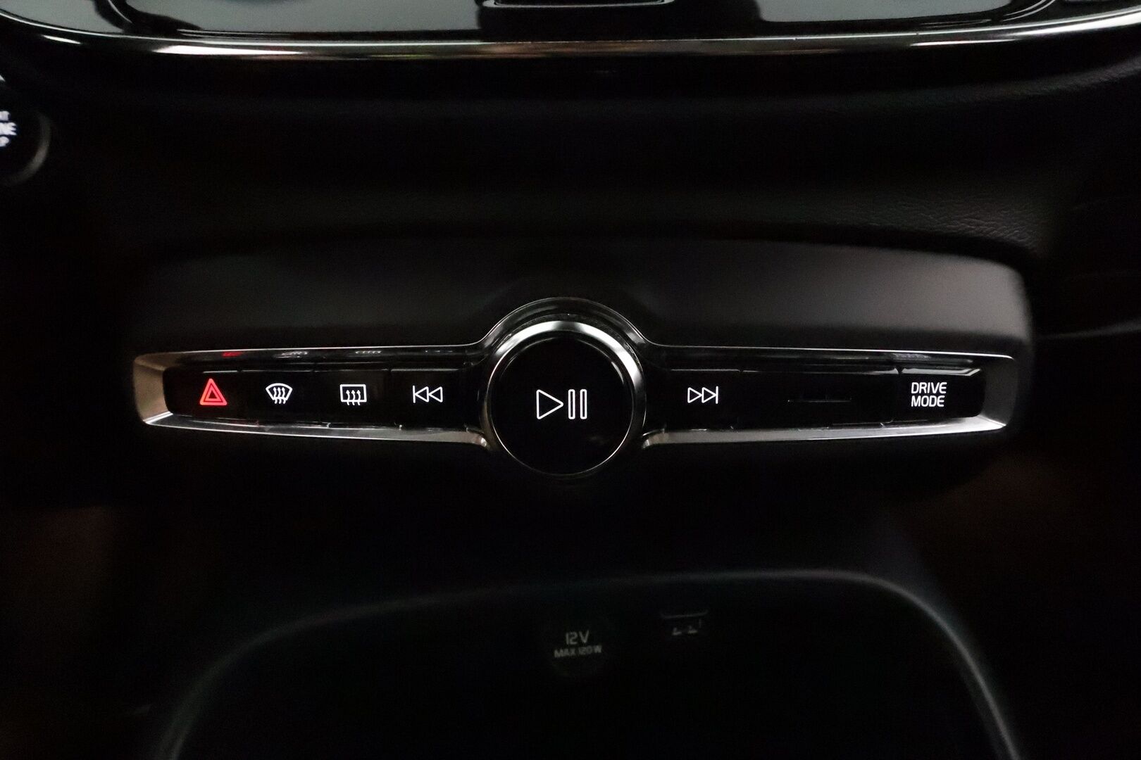 Volvo XC40 2021 T4 TwE Business Inscription Expression aut **Vakkari / Webasto / Digimittaristo / P.kamera / KeylessGo** - 3,99 % KORKOTARJOUS TÄHÄN AUTOON - 1.Om Suomi-auto / Akku kuntotarkastettu / Kahdet renkaat aluvanteilla 