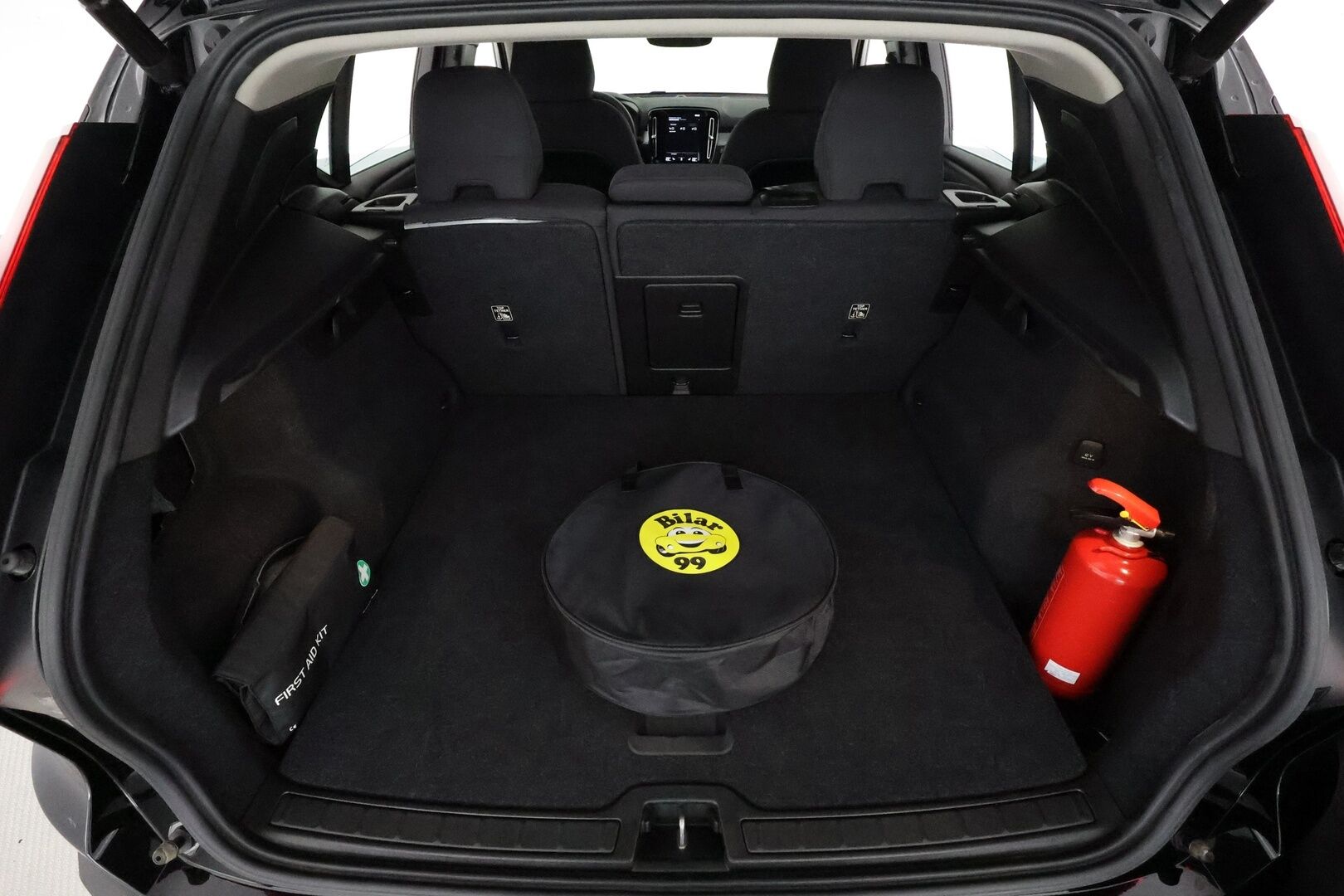 Volvo XC40 2021 T4 TwE Business Inscription Expression aut **Vakkari / Webasto / Digimittaristo / P.kamera / KeylessGo** - 3,99 % KORKOTARJOUS TÄHÄN AUTOON - 1.Om Suomi-auto / Akku kuntotarkastettu / Kahdet renkaat aluvanteilla 