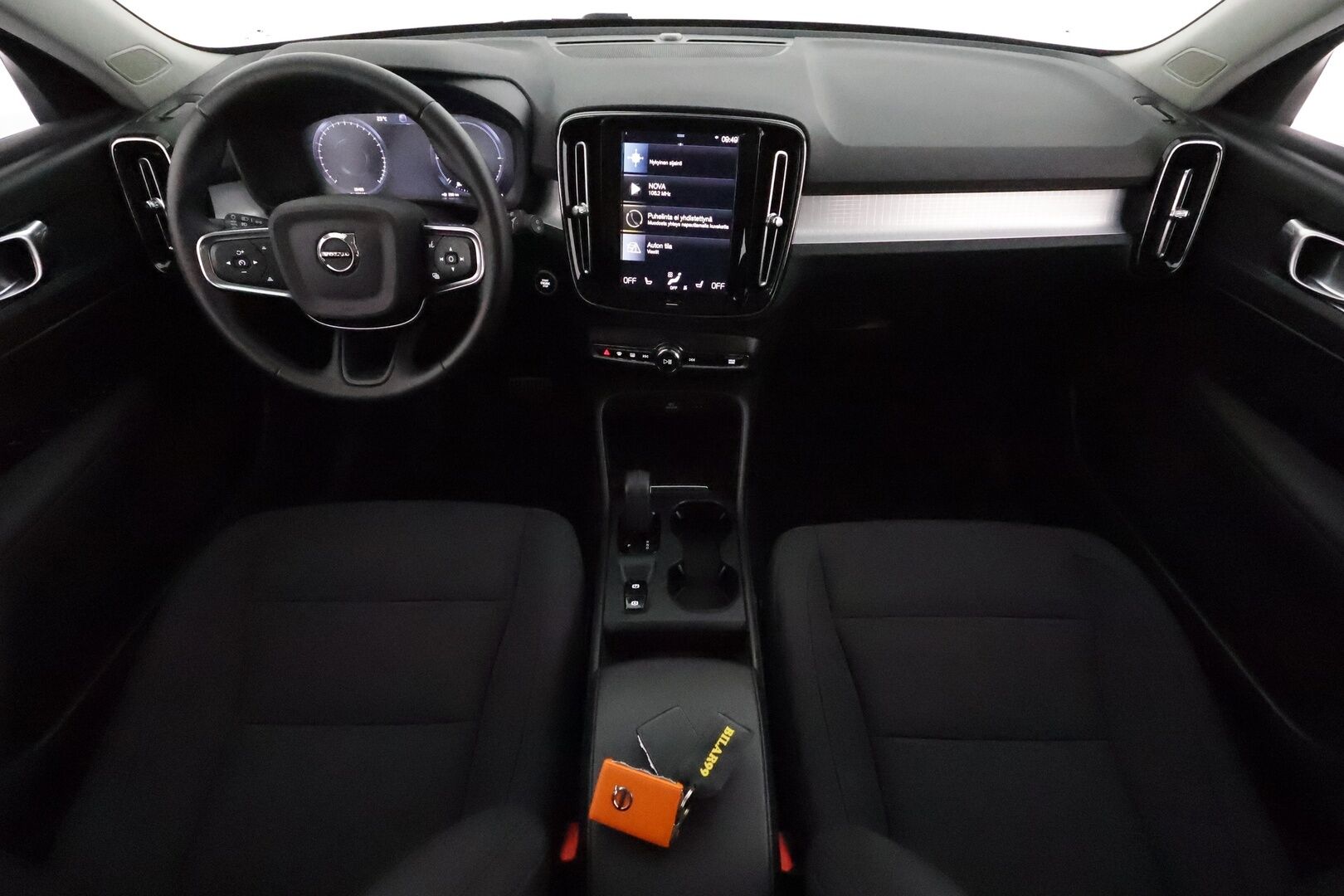 Volvo XC40 2021 T4 TwE Business Inscription Expression aut **Vakkari / Webasto / Digimittaristo / P.kamera / KeylessGo** - 3,99 % KORKOTARJOUS TÄHÄN AUTOON - 1.Om Suomi-auto / Akku kuntotarkastettu / Kahdet renkaat aluvanteilla 