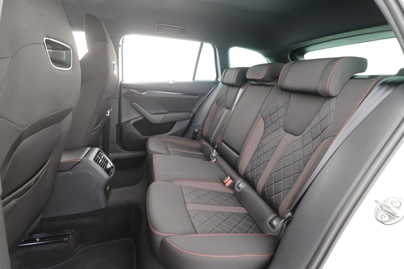 Skoda Octavia 2021 1.4 TSI Combi PHEV RS iV DSG Autom. - ACC | Webasto | Skoda Crystal Matrix-LED | P.Kamera | Apple&Android | Suomi-auto | Kahdet Renkaat Skodan vanteilla