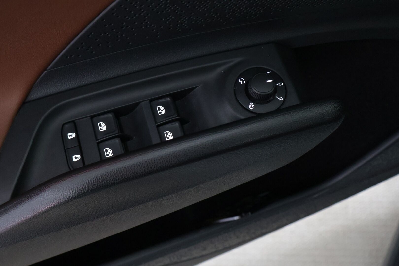 Skoda Enyaq 2021 80 "125 EDITION" iV - Suomi-auto | ecoSuite Nahkasisusta | ACC | ILP | BLIS | P-kamera | Vetokoukku | Navi | Muistipenkki | Matrix LED | 2x Renkaat | Lämmitettävä tuulilasi 