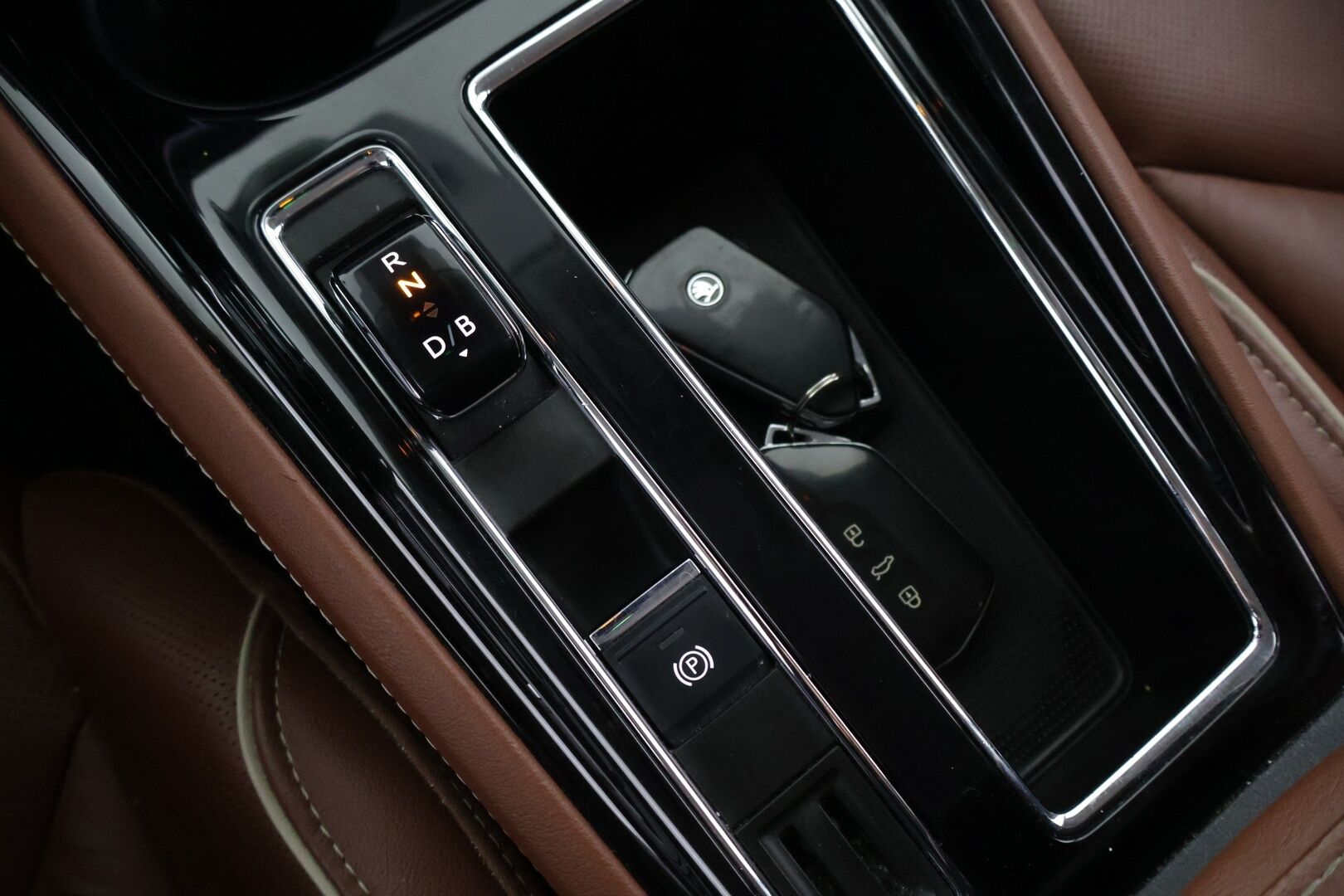 Skoda Enyaq 2021 80 "125 EDITION" iV - Suomi-auto | ecoSuite Nahkasisusta | ACC | ILP | BLIS | P-kamera | Vetokoukku | Navi | Muistipenkki | Matrix LED | 2x Renkaat | Lämmitettävä tuulilasi 