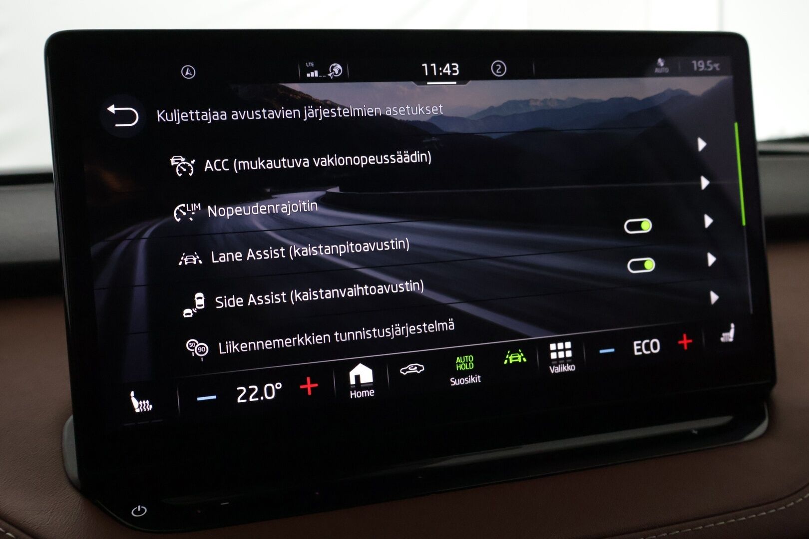 Skoda Enyaq 2021 80 "125 EDITION" iV - Suomi-auto | ecoSuite Nahkasisusta | ACC | ILP | BLIS | P-kamera | Vetokoukku | Navi | Muistipenkki | Matrix LED | 2x Renkaat | Lämmitettävä tuulilasi 