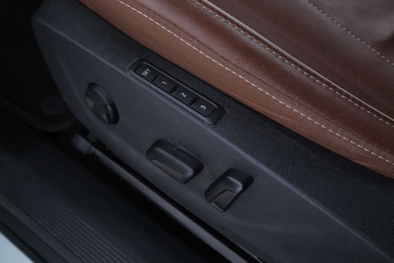 Skoda Enyaq 2021 80 "125 EDITION" iV - Suomi-auto | ecoSuite Nahkasisusta | ACC | ILP | BLIS | P-kamera | Vetokoukku | Navi | Muistipenkki | Matrix LED | 2x Renkaat | Lämmitettävä tuulilasi 