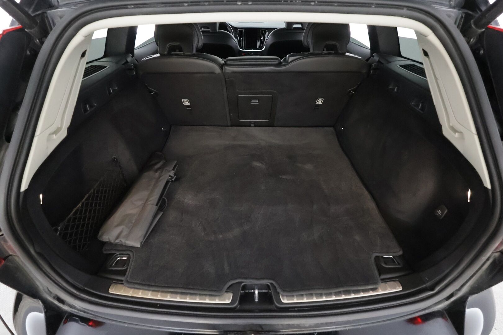 Volvo V60 2021 B4 MHEV Business aut * Pilot assist / Webasto / Panorama / H/K / LED / Osasähköt / P.Kamera / BLIS / Keyless * - Suomi-Auto / Kahdet Renkaat - HULLUT AVAJAISHULINAT KORKOTARJOUS 3,29 %