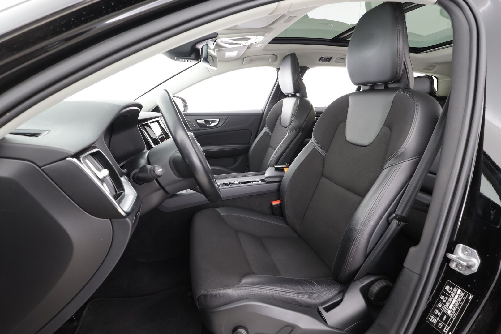 Volvo V60 2021 B4 MHEV Business aut * Pilot assist / Webasto / Panorama / H/K / LED / Osasähköt / P.Kamera / BLIS / Keyless * - Suomi-Auto / Kahdet Renkaat - HULLUT AVAJAISHULINAT KORKOTARJOUS 3,29 %