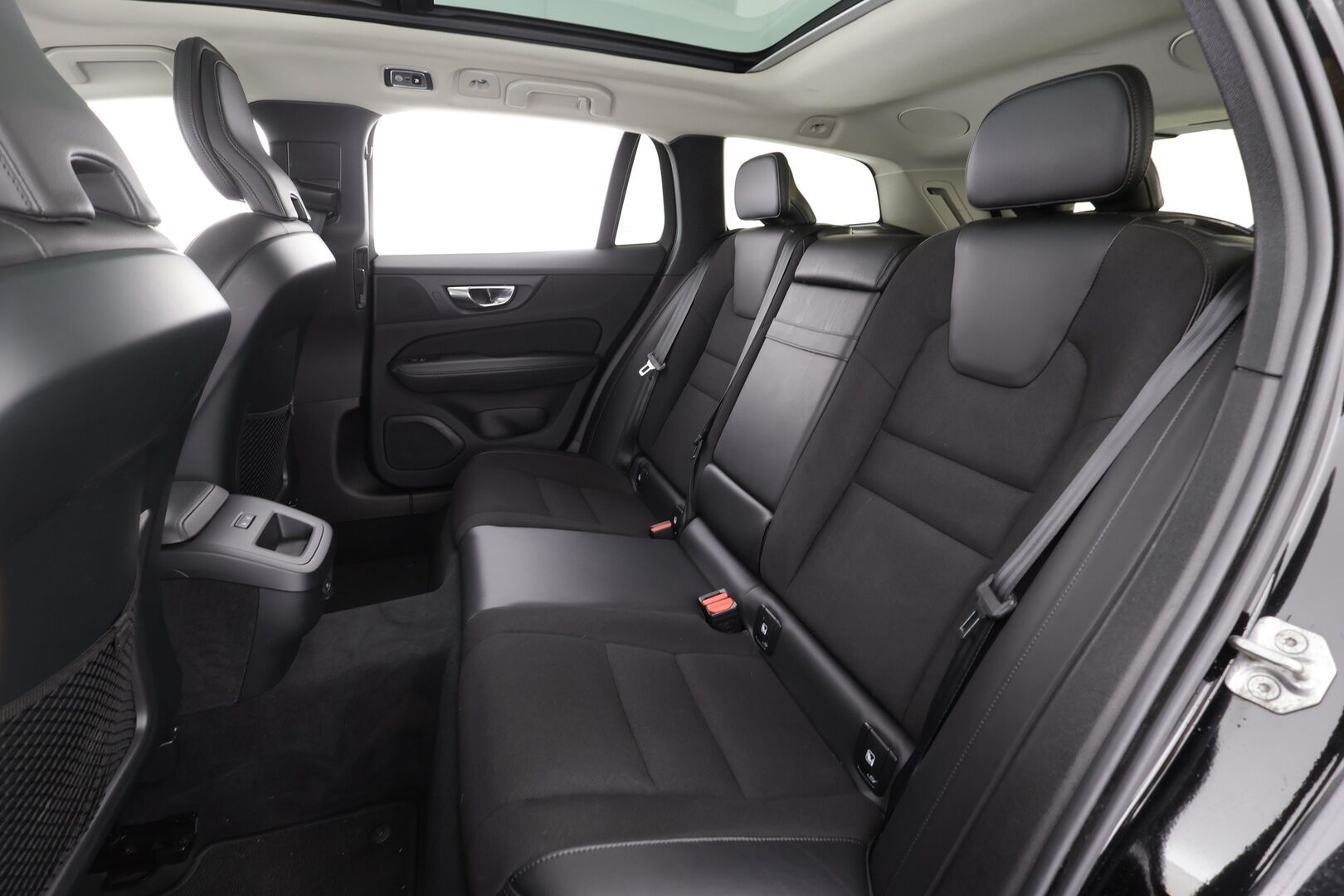 Volvo V60 2021 B4 MHEV Business aut * Pilot assist / Webasto / Panorama / H/K / LED / Osasähköt / P.Kamera / BLIS / Keyless * - Suomi-Auto / Kahdet Renkaat - HULLUT AVAJAISHULINAT KORKOTARJOUS 3,29 %