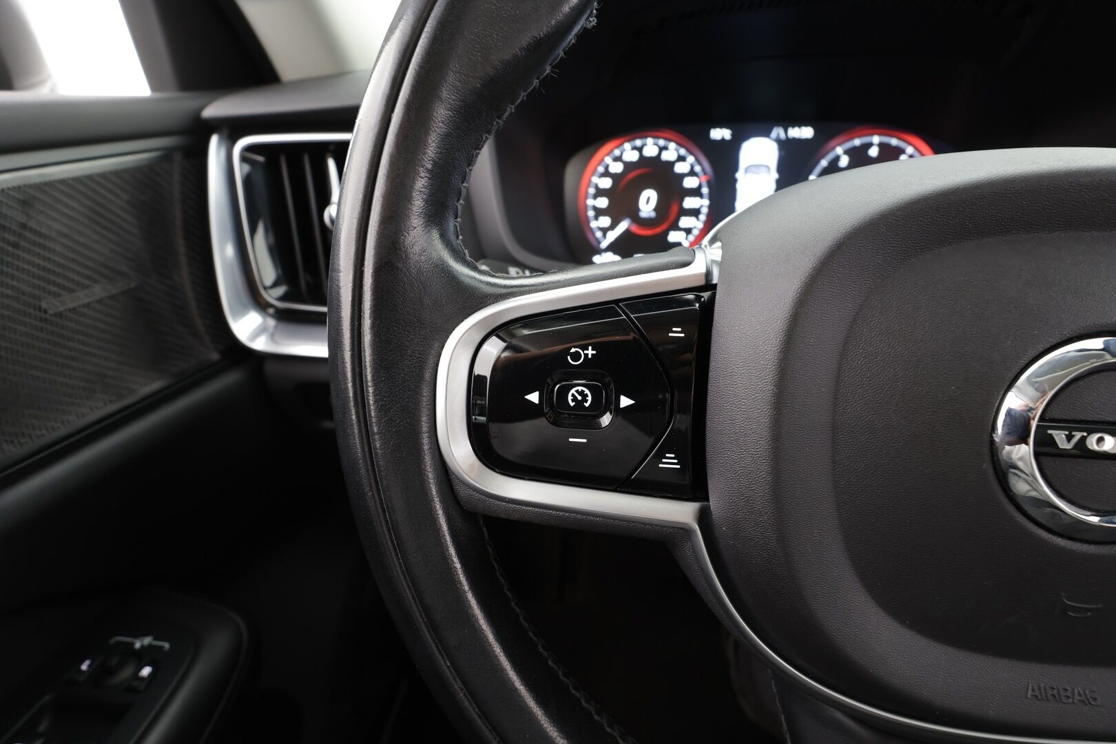 Volvo V60 2021 B4 MHEV Business aut * Pilot assist / Webasto / Panorama / H/K / LED / Osasähköt / P.Kamera / BLIS / Keyless * - Suomi-Auto / Kahdet Renkaat - HULLUT AVAJAISHULINAT KORKOTARJOUS 3,29 %