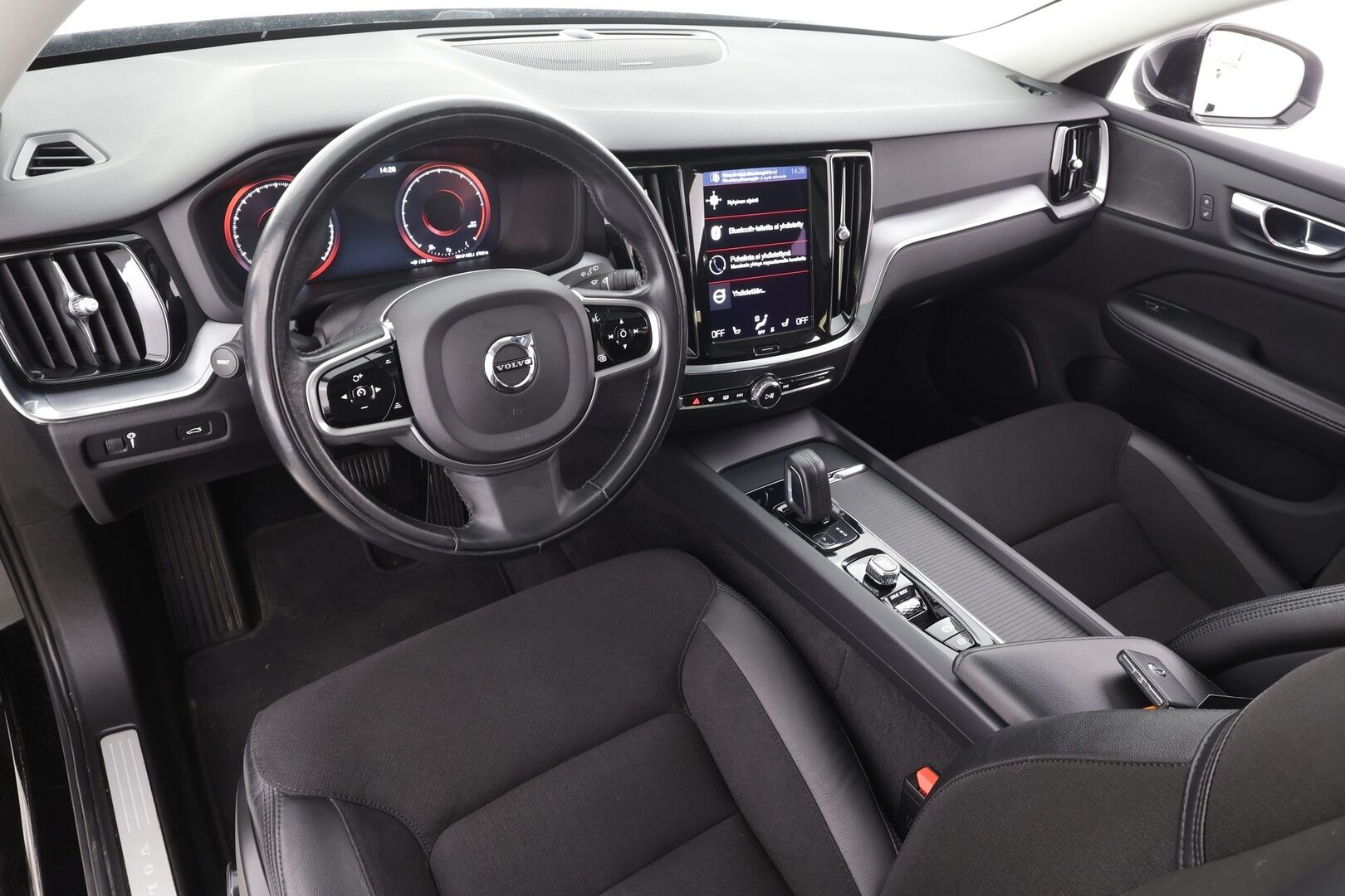 Volvo V60 2021 B4 MHEV Business aut * Pilot assist / Webasto / Panorama / H/K / LED / Osasähköt / P.Kamera / BLIS / Keyless * - Suomi-Auto / Kahdet Renkaat - HULLUT AVAJAISHULINAT KORKOTARJOUS 3,29 %