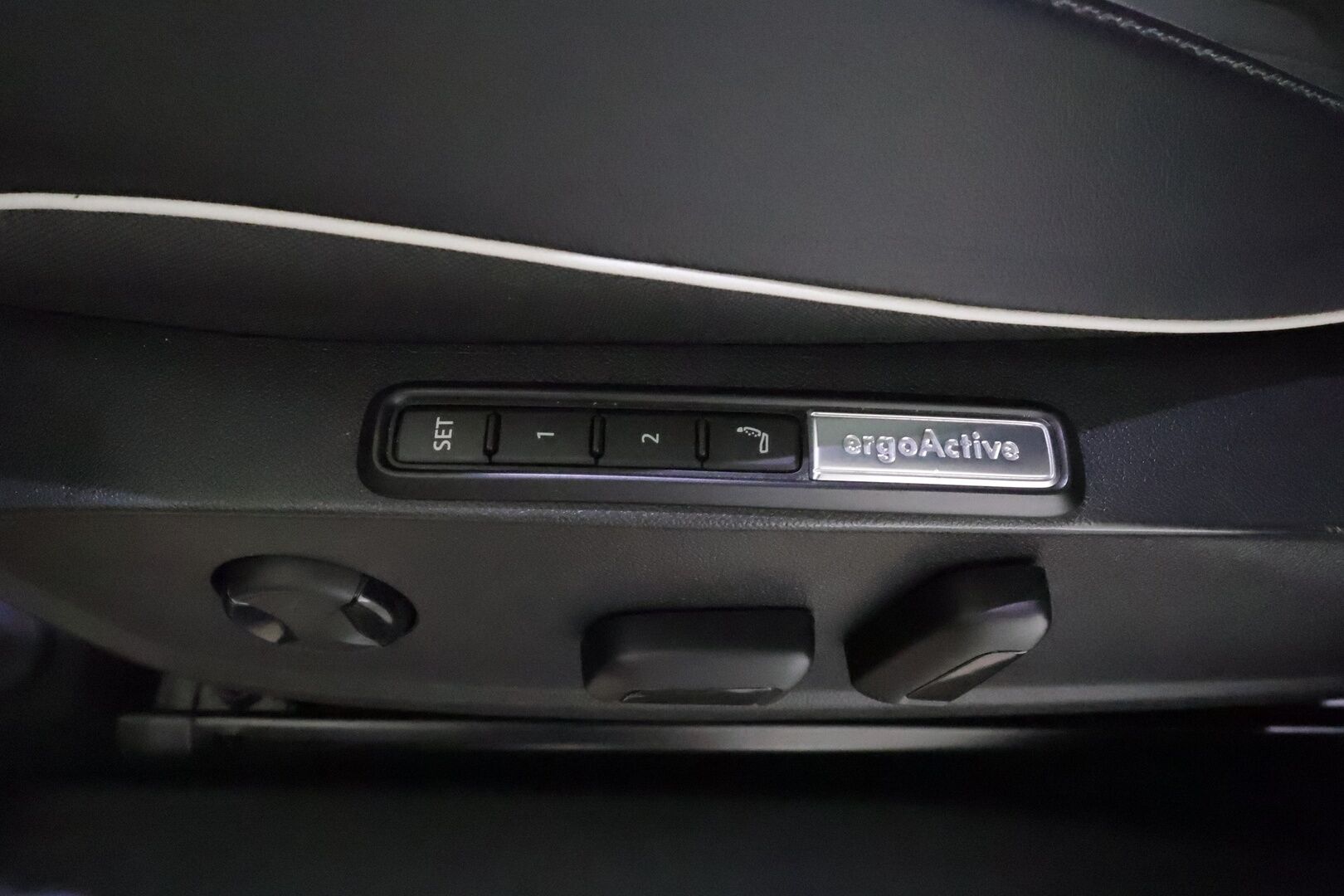 Volkswagen ID.4 2021 Pro Performance Juhlamalli 150 kW, akku 77 kWh **Adapt.vakkari / Lasikatto / Muistipenkit / 360.kamera / HUD** - 3,99 % KORKOTARJOUS TÄHÄN AUTOON - 1.Om Suomi-auto / Akku kuntotarkastettu / Merkkihuollettu / Matrix LED / Hierovat etuistuimet / Nahka-Alcantara Sporttipenkit 